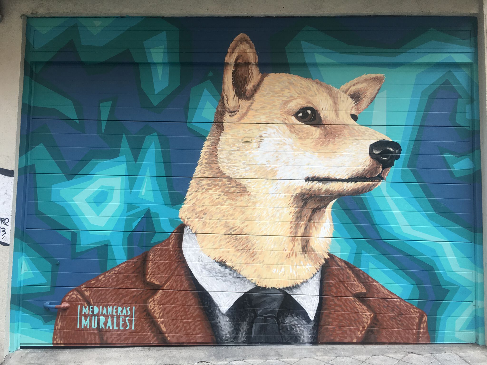 medianeras&mdash;dog in suit