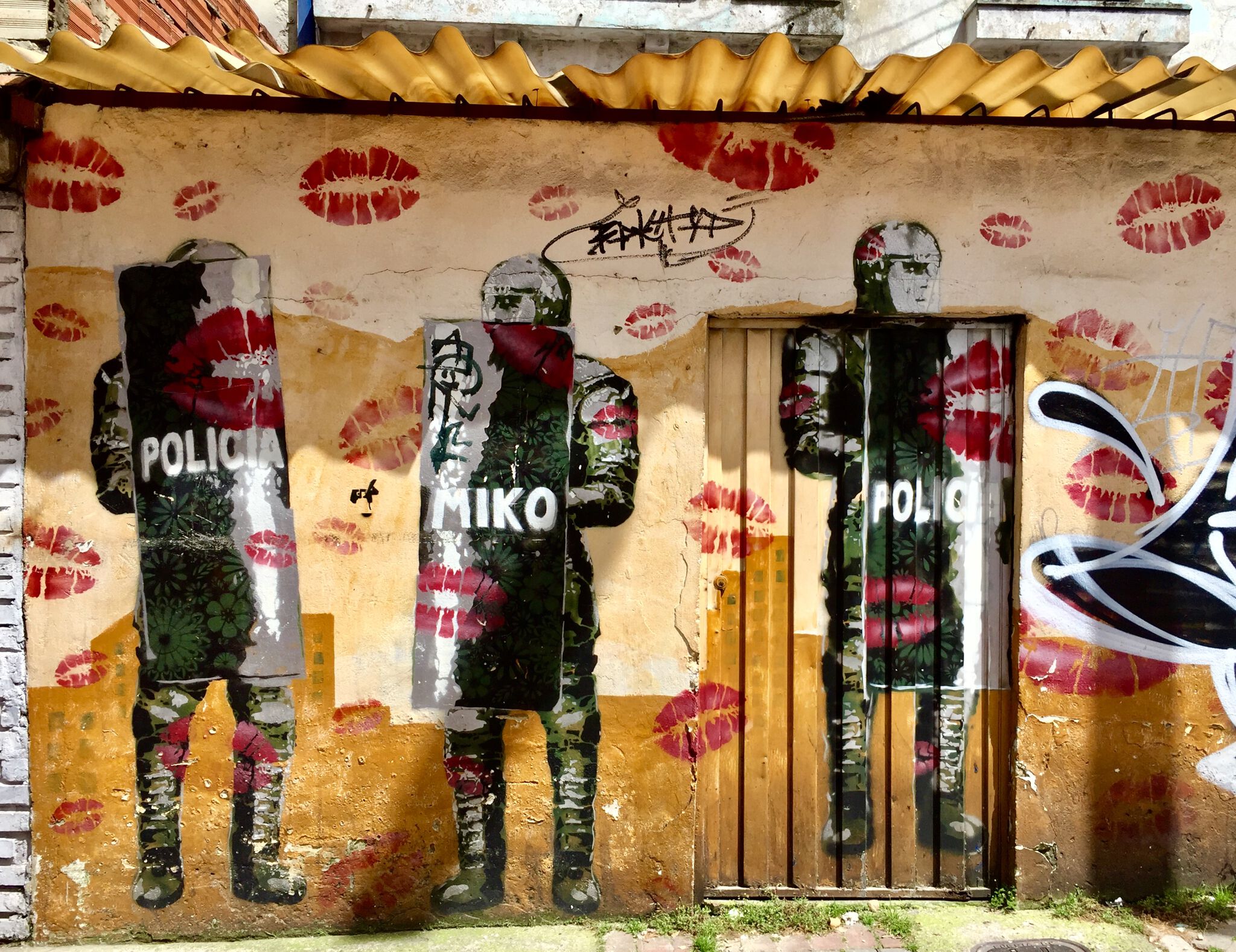 Miko&mdash;Kisses & cops - Besos & policías