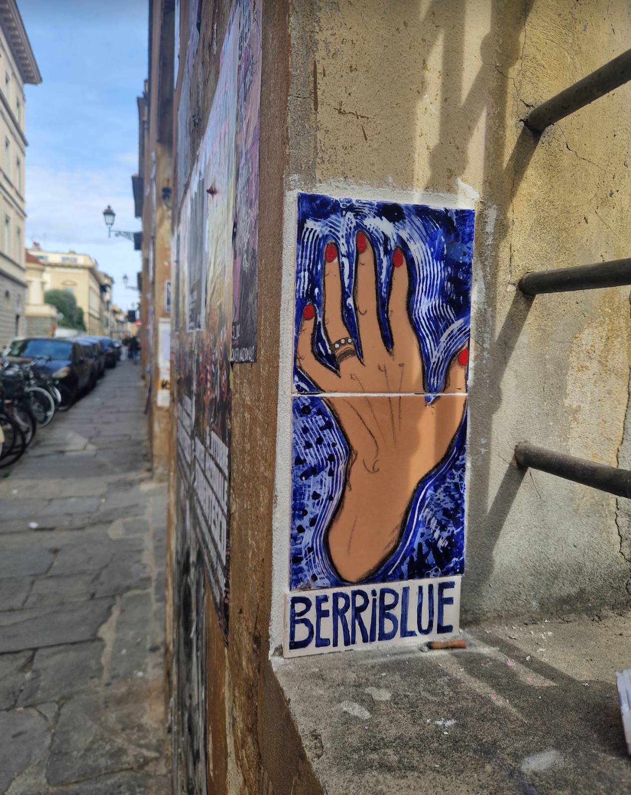 Berri-blue&mdash;Hand