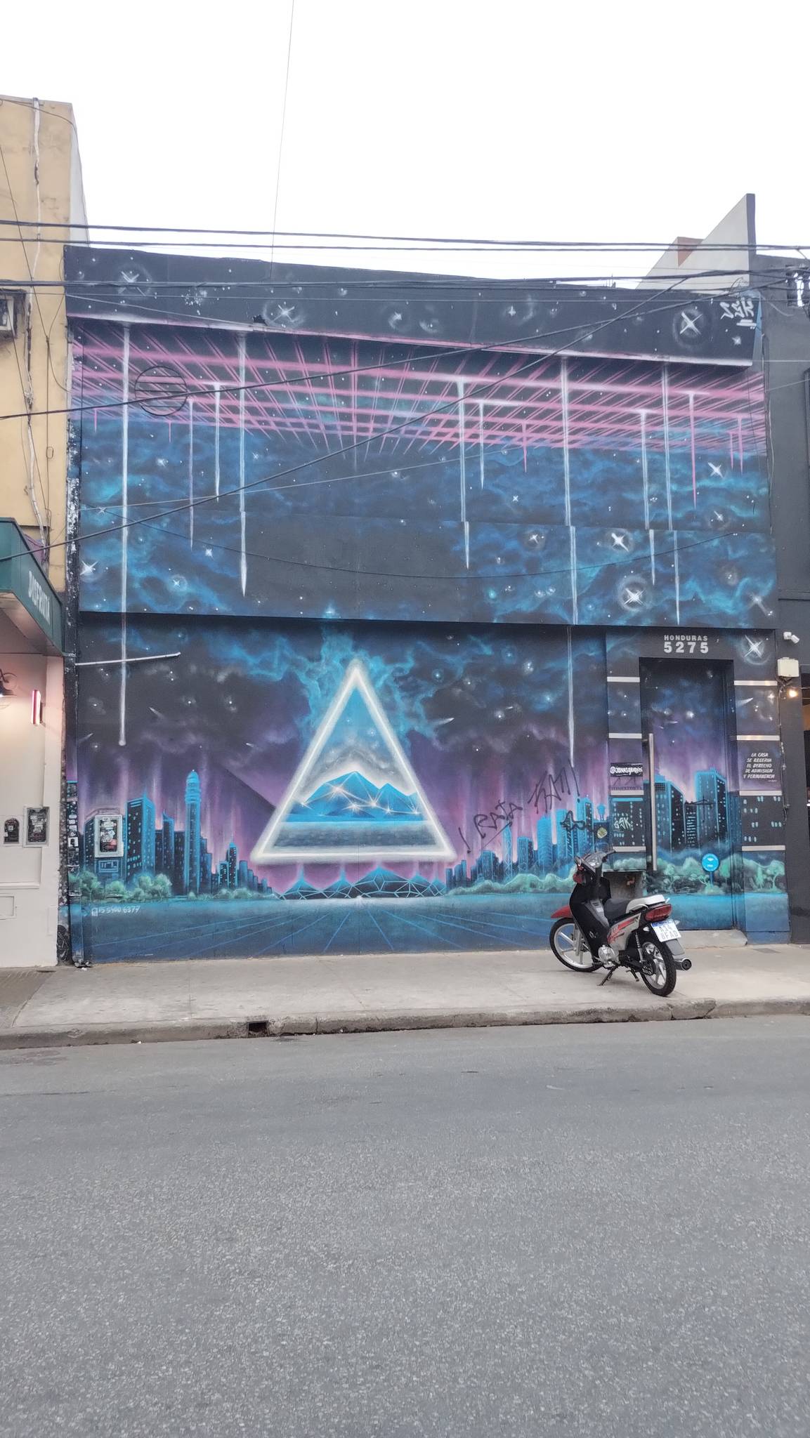 jonas graffiti &mdash;Pirámide