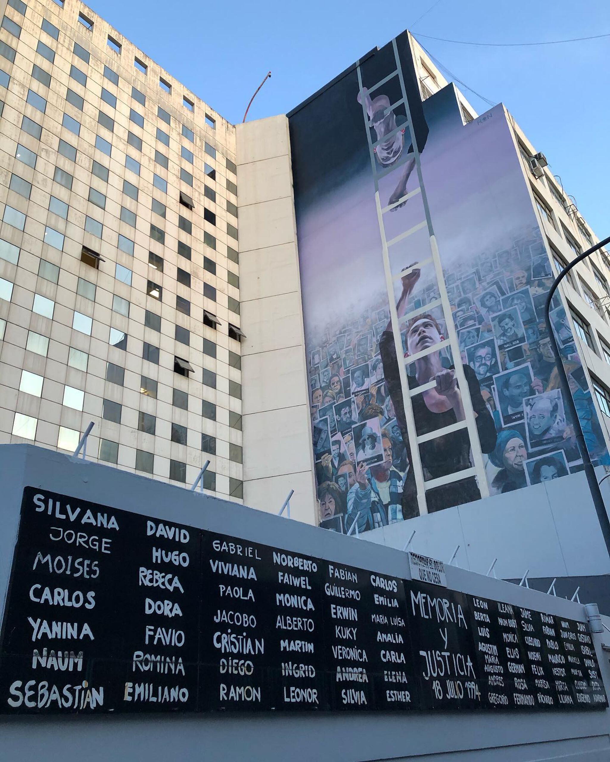Martin Ron&mdash;Muro de la memoria