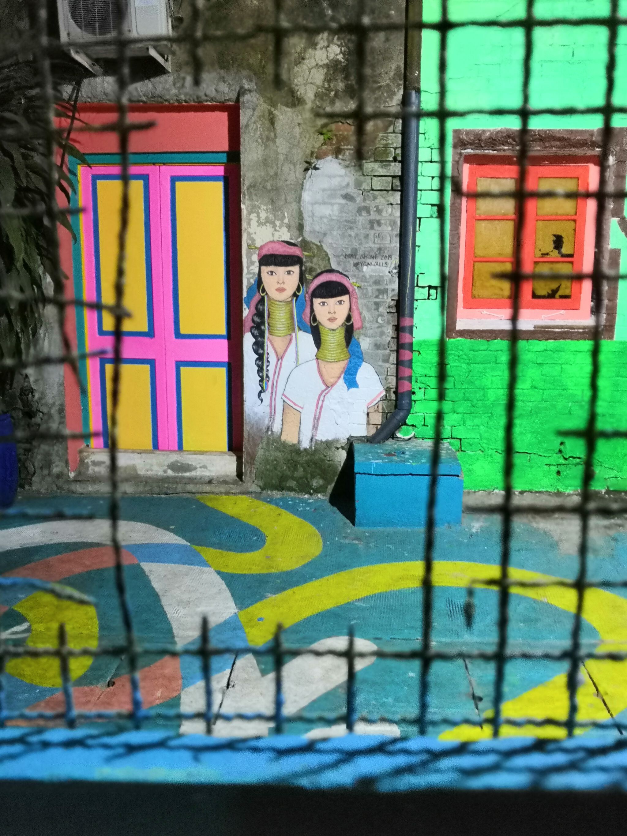 Maykhineaqua&mdash;Sister kayan
