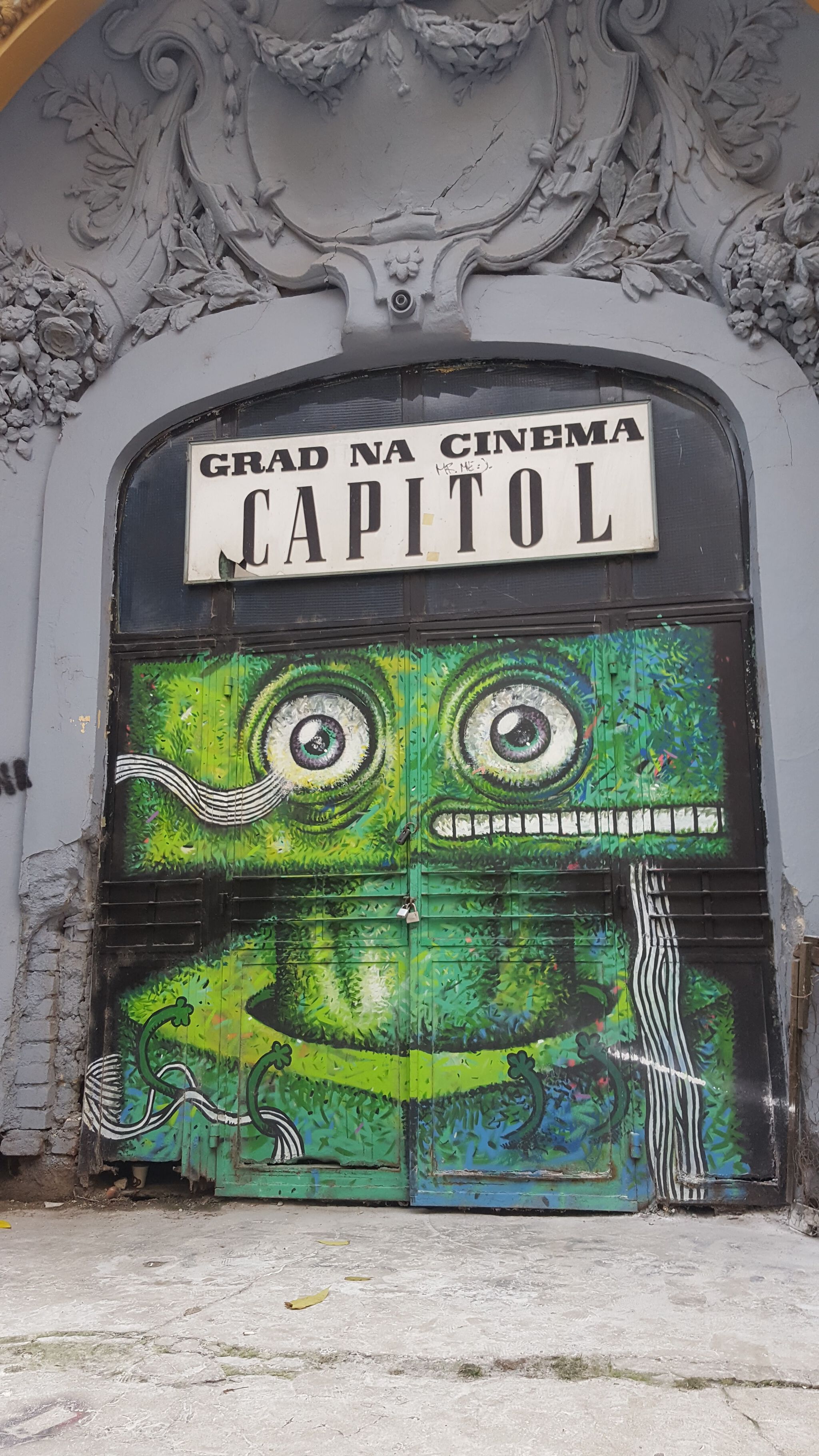 Pisica Pătrată (Square Cat)&mdash;Pisica Patrata installation at Cinema Capitol