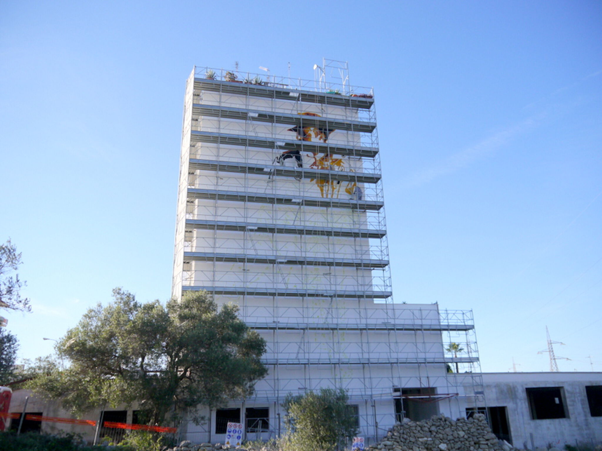 Chekos&mdash;Un monaco rissoso vola tra gli alberi