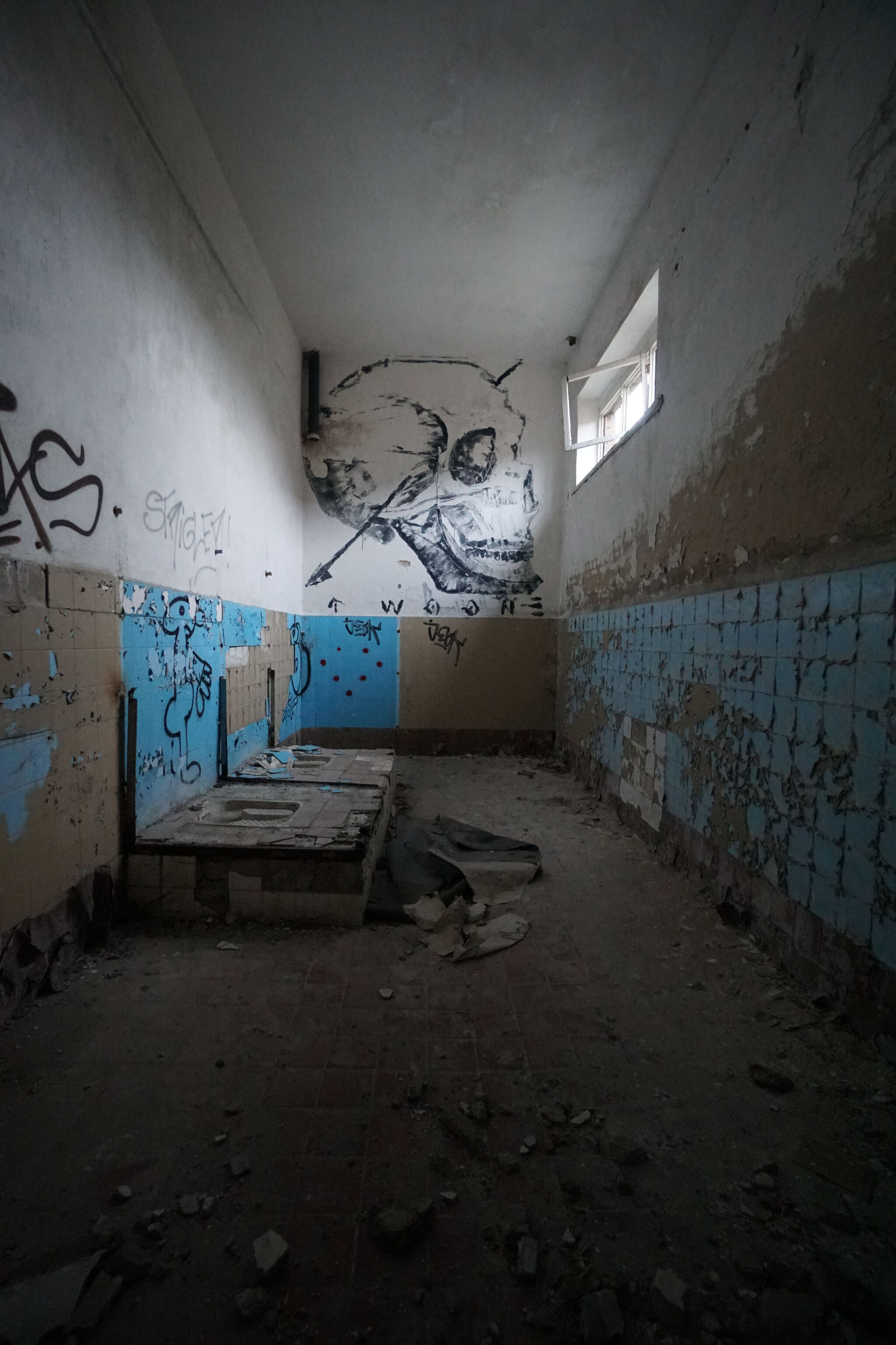 Twoone, Hiroyasu Tsuri&mdash;Skull with an arrow at the abandoned soviet military base