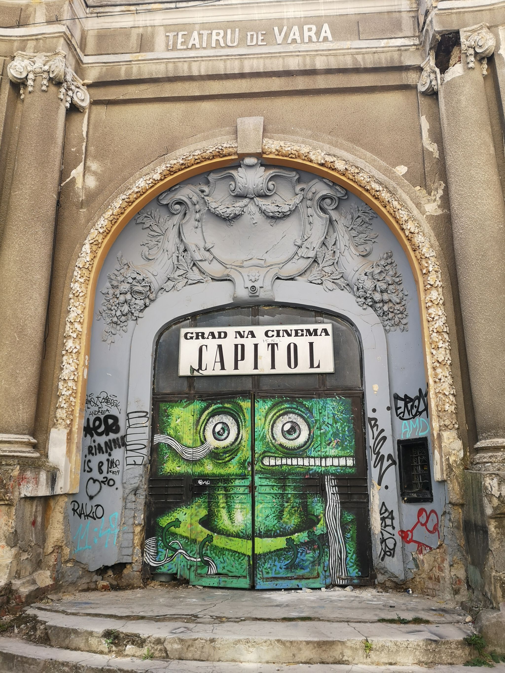 Pisica Pătrată (Square Cat)&mdash;Pisica Patrata installation at Cinema Capitol
