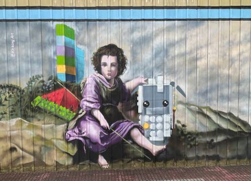 Niños jugando a dados y