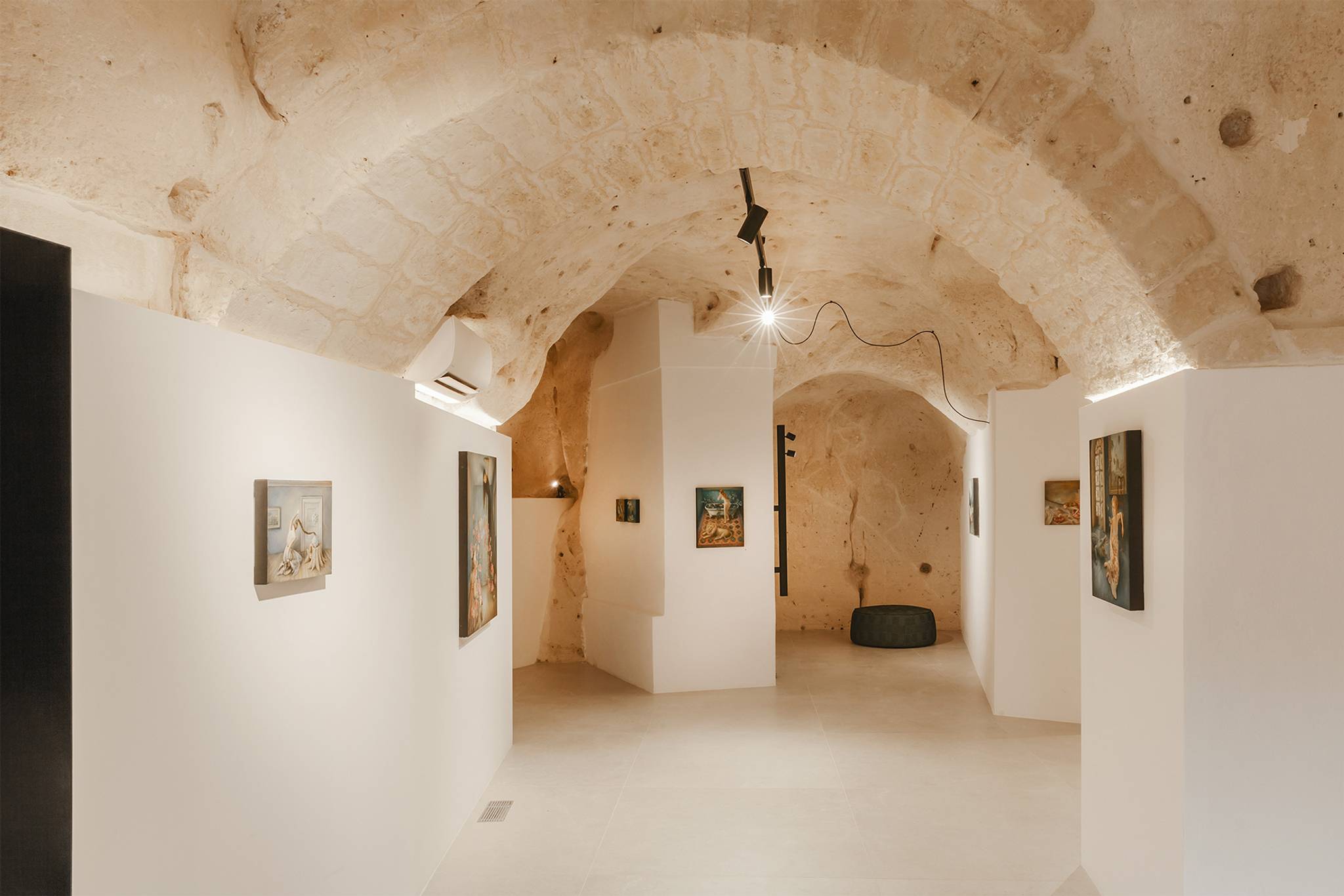 &mdash;Momart Gallery