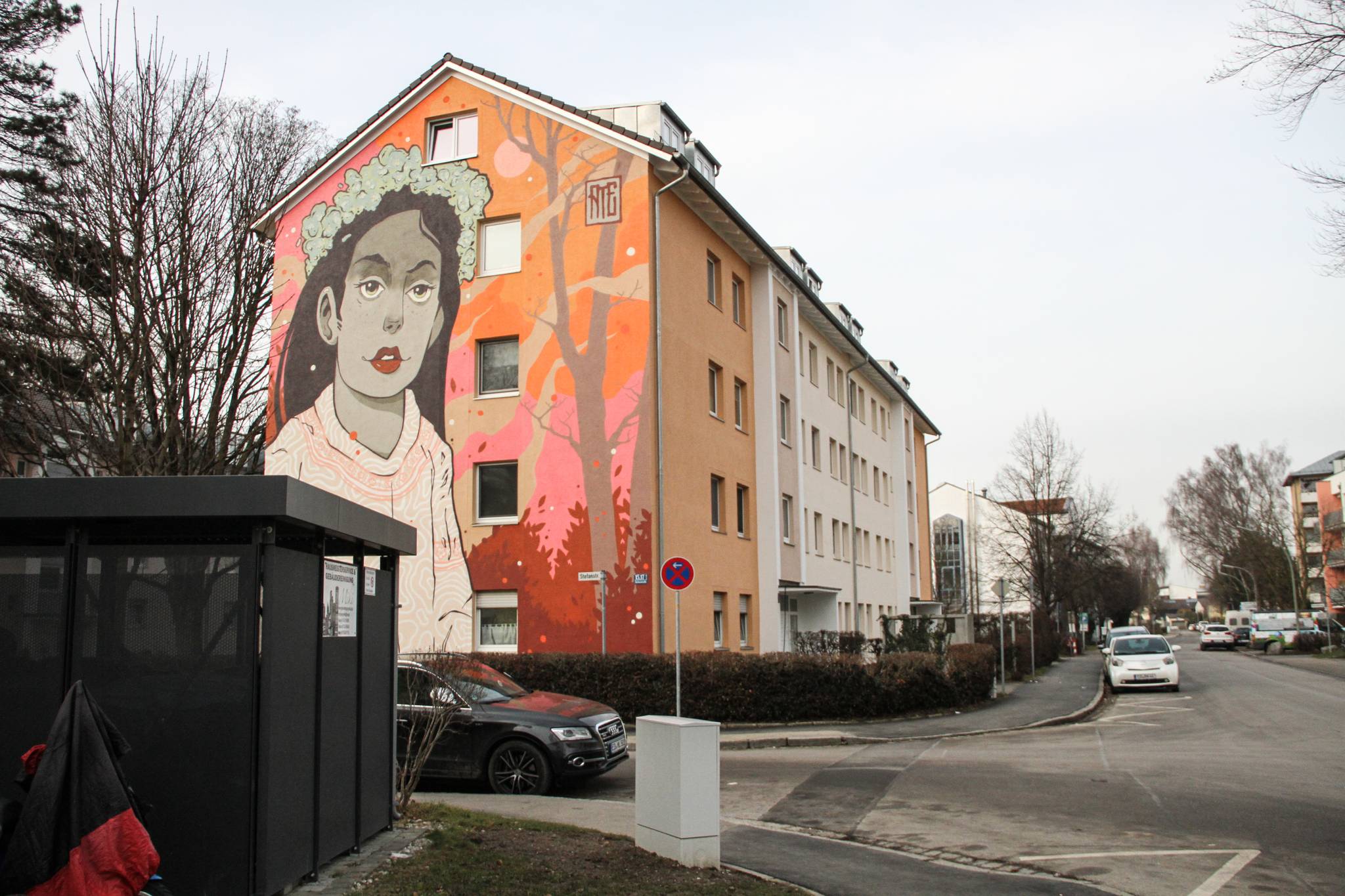 Ate Crew&mdash;Junge Frau mit Blumen im Haar