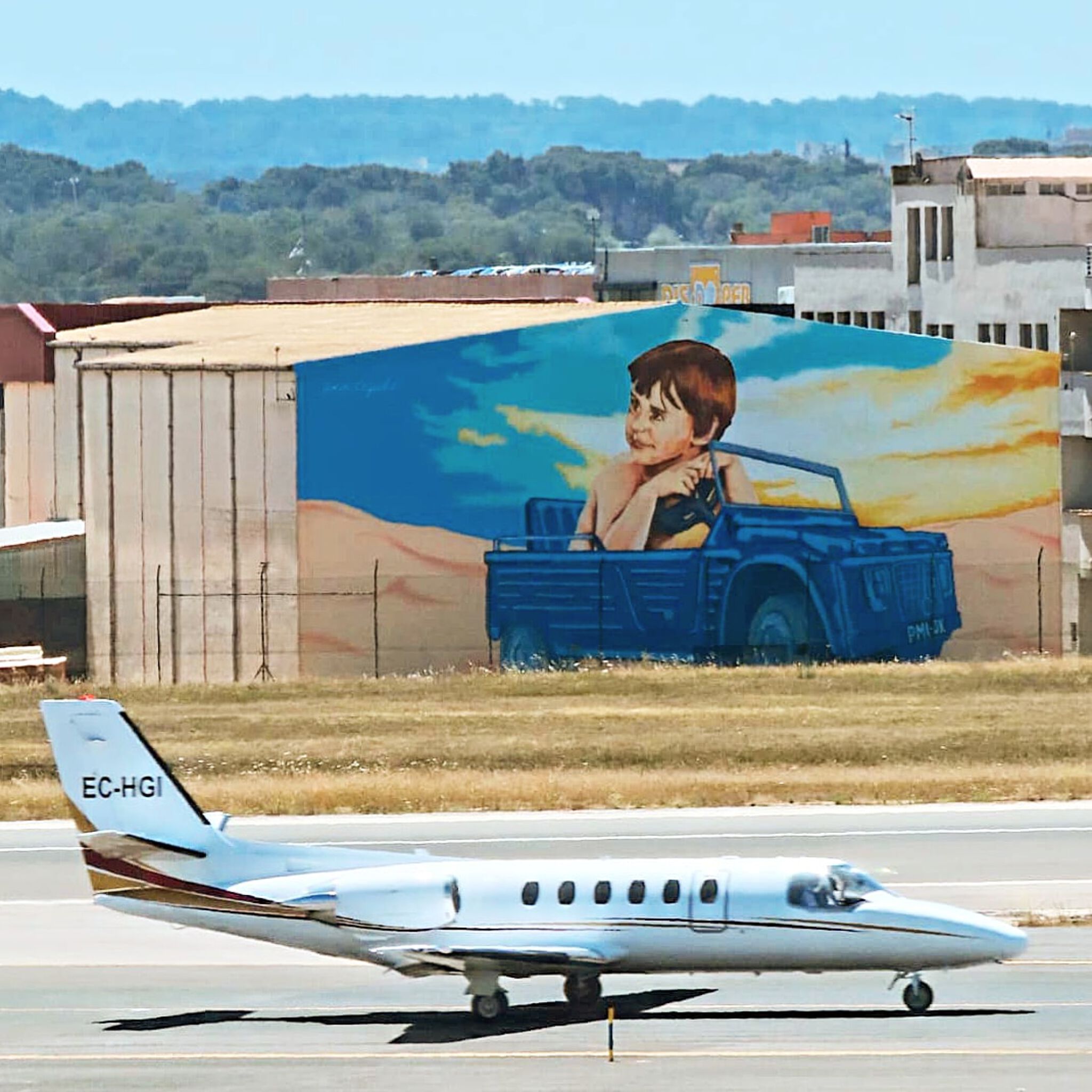 Joan Aguiló&mdash;Mirant passar avions