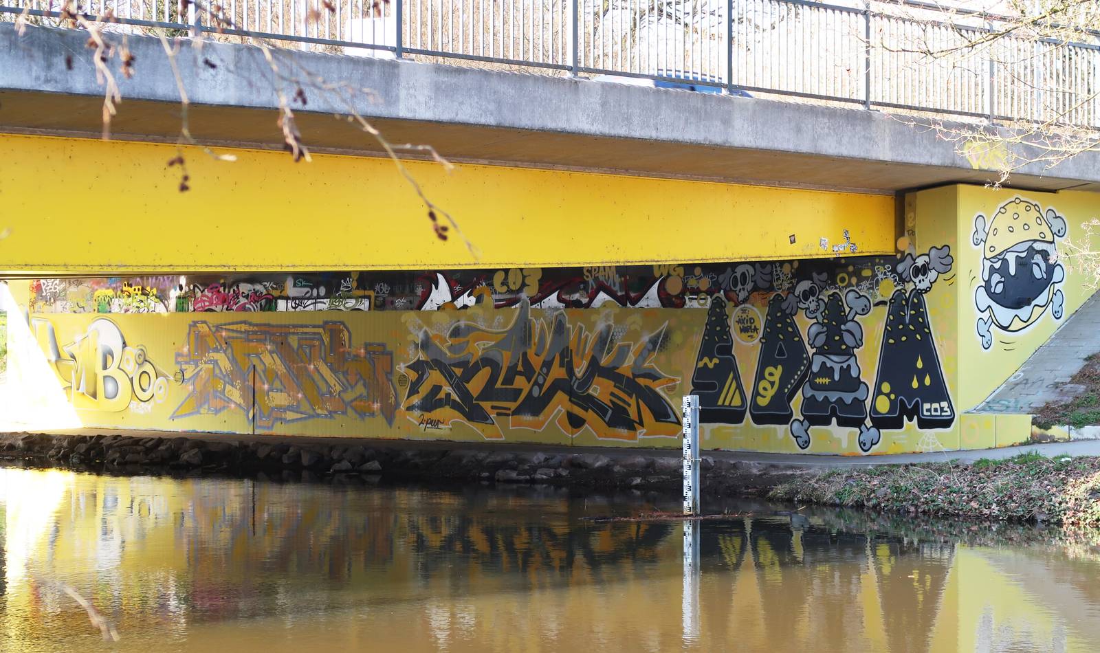 Spm&mdash;Yellow/Grey concept wall under a bridge