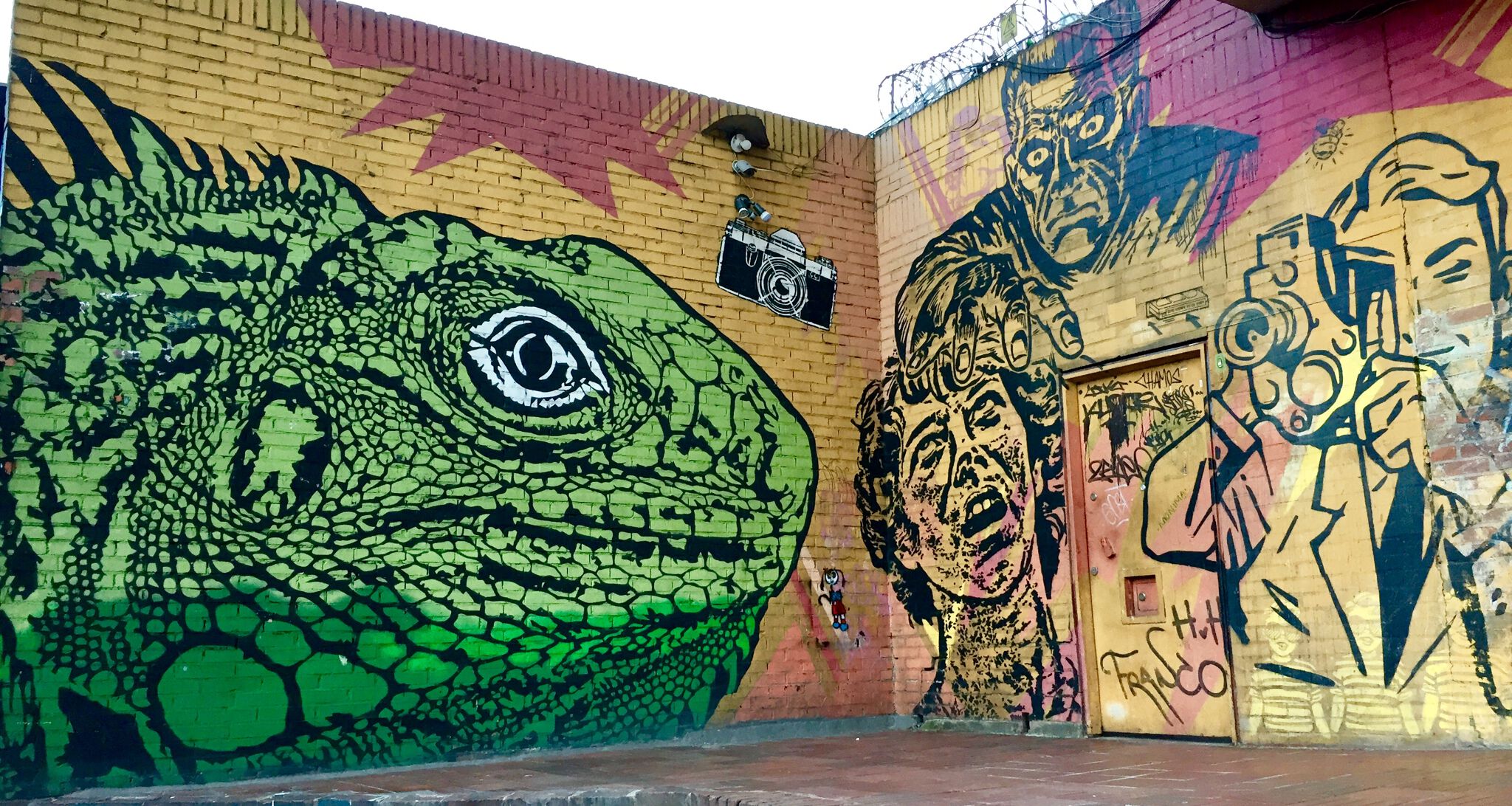 Toxicomano Callejero&mdash;Man filming, woman being attacked