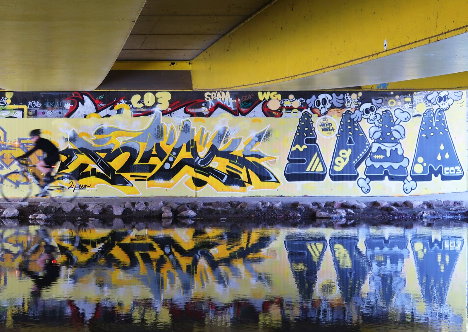 Spm&mdash;Yellow/Grey concept wall under a bridge