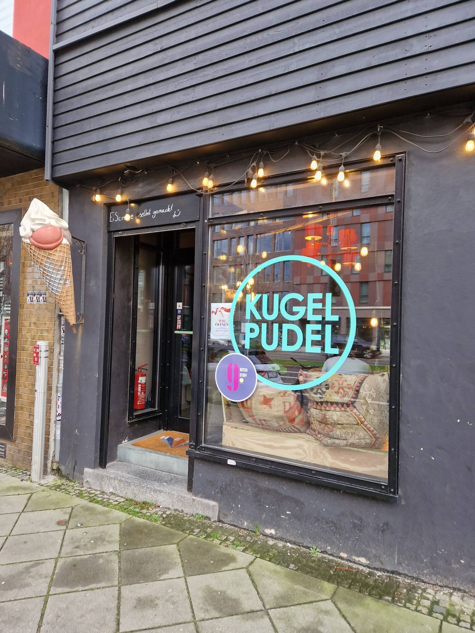 &mdash;Kugelpudel - 44309//GALLERY & Café