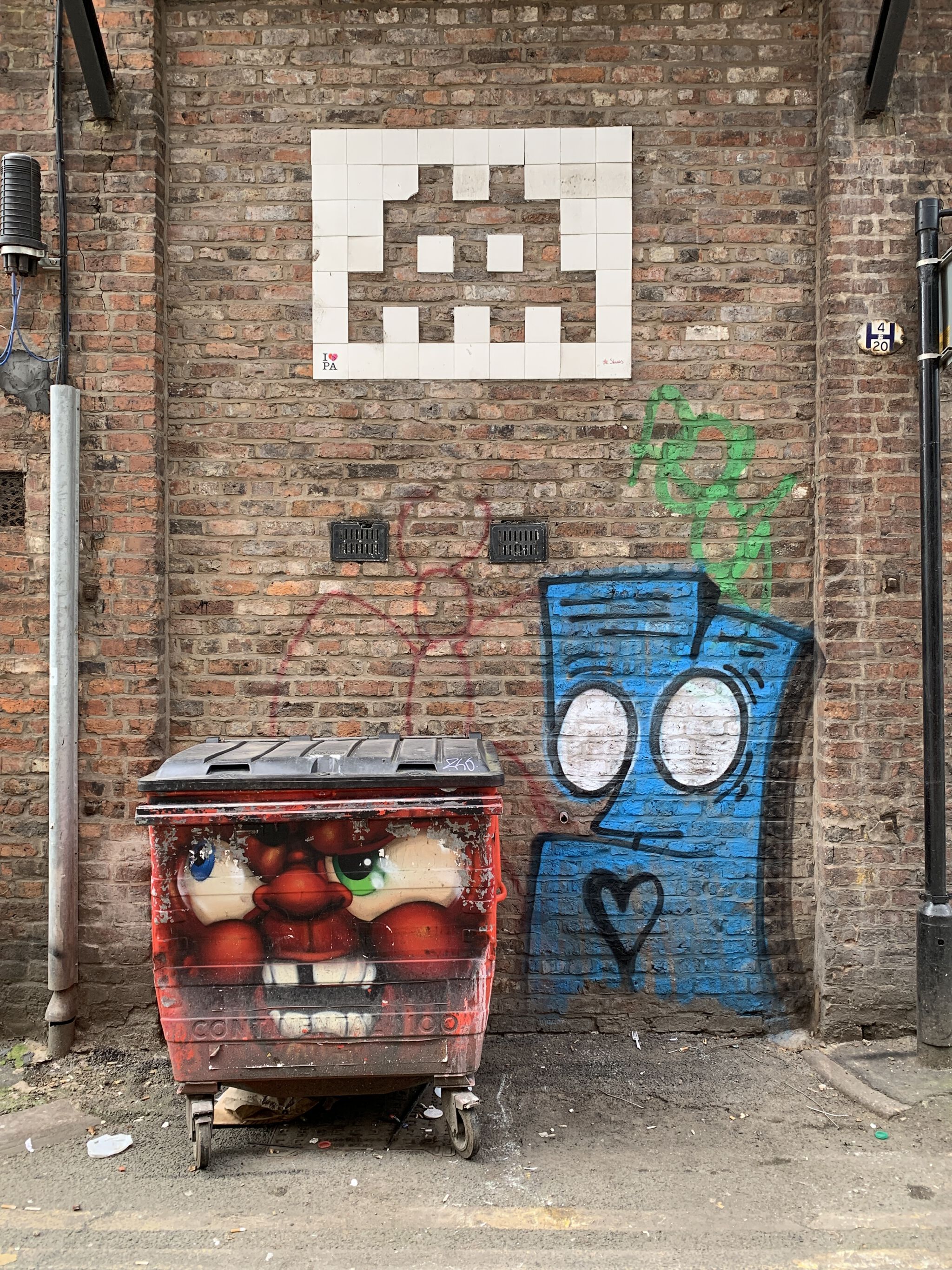 Hull Graffiti, invader&mdash;Invading with Friends