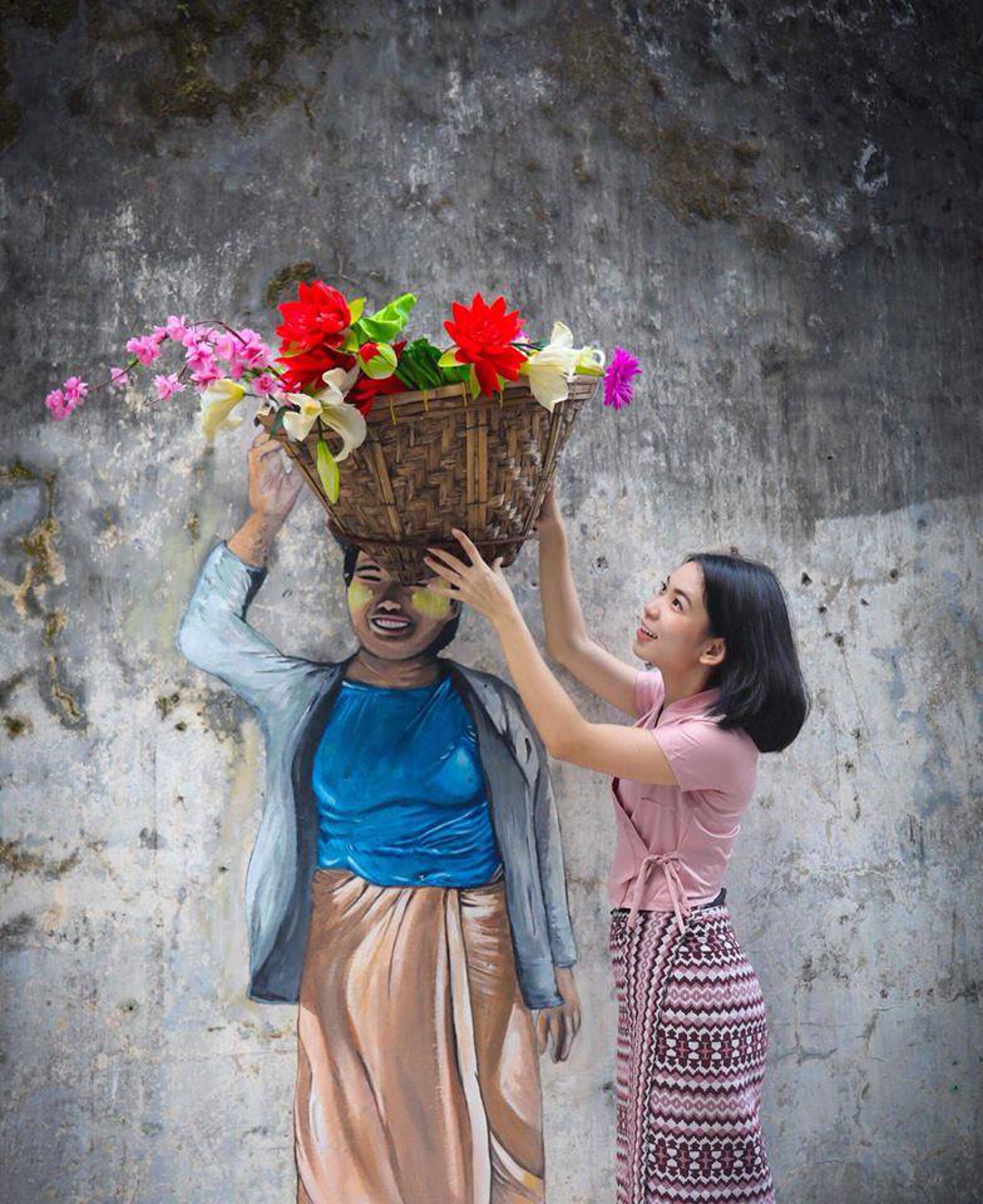 angele de lorme&mdash;Pan Thae aunty and her flowers basket