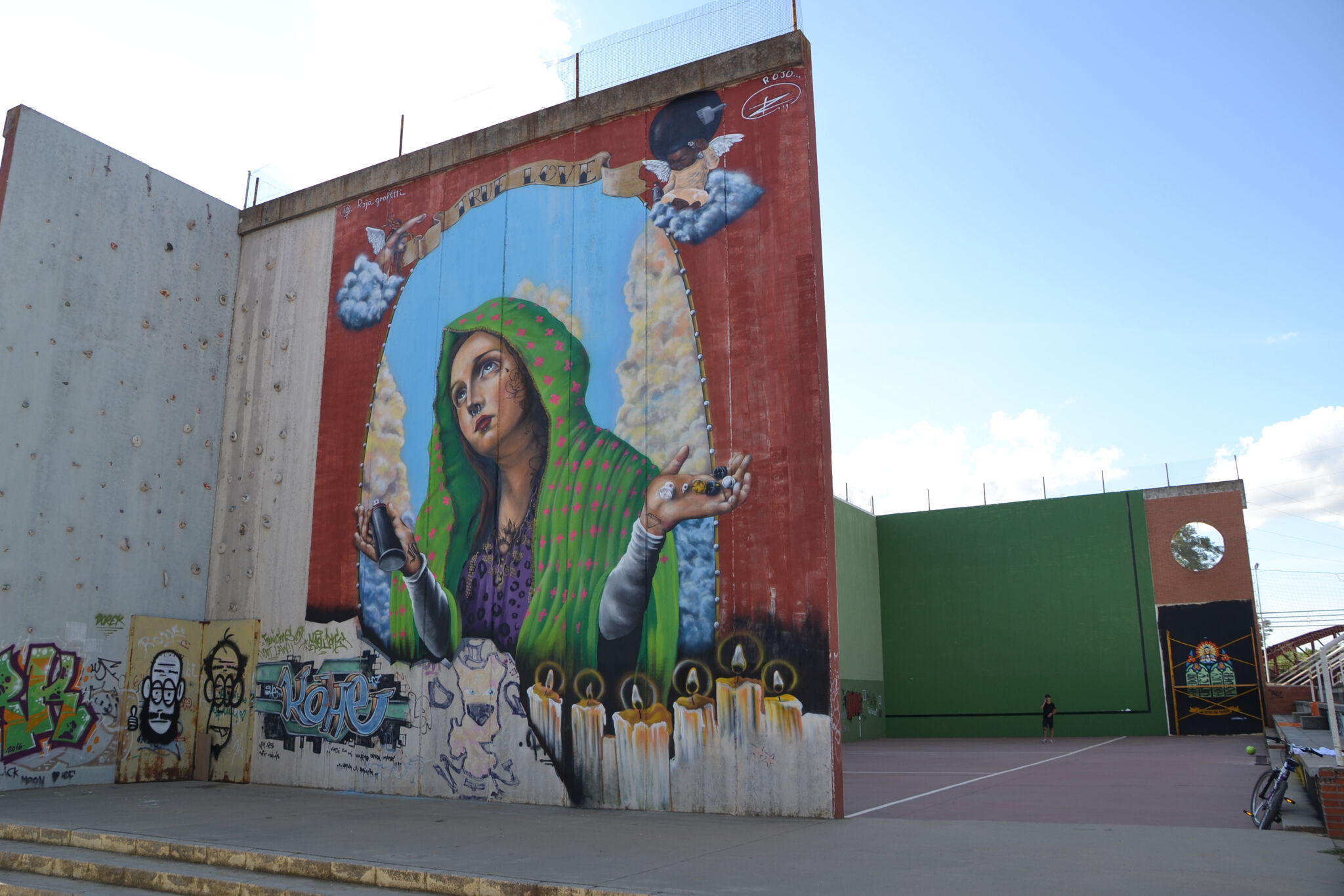 Rojo, El Rojo&mdash;"Nuestra Señora de los Botes" / "Our Lady of the Cans"