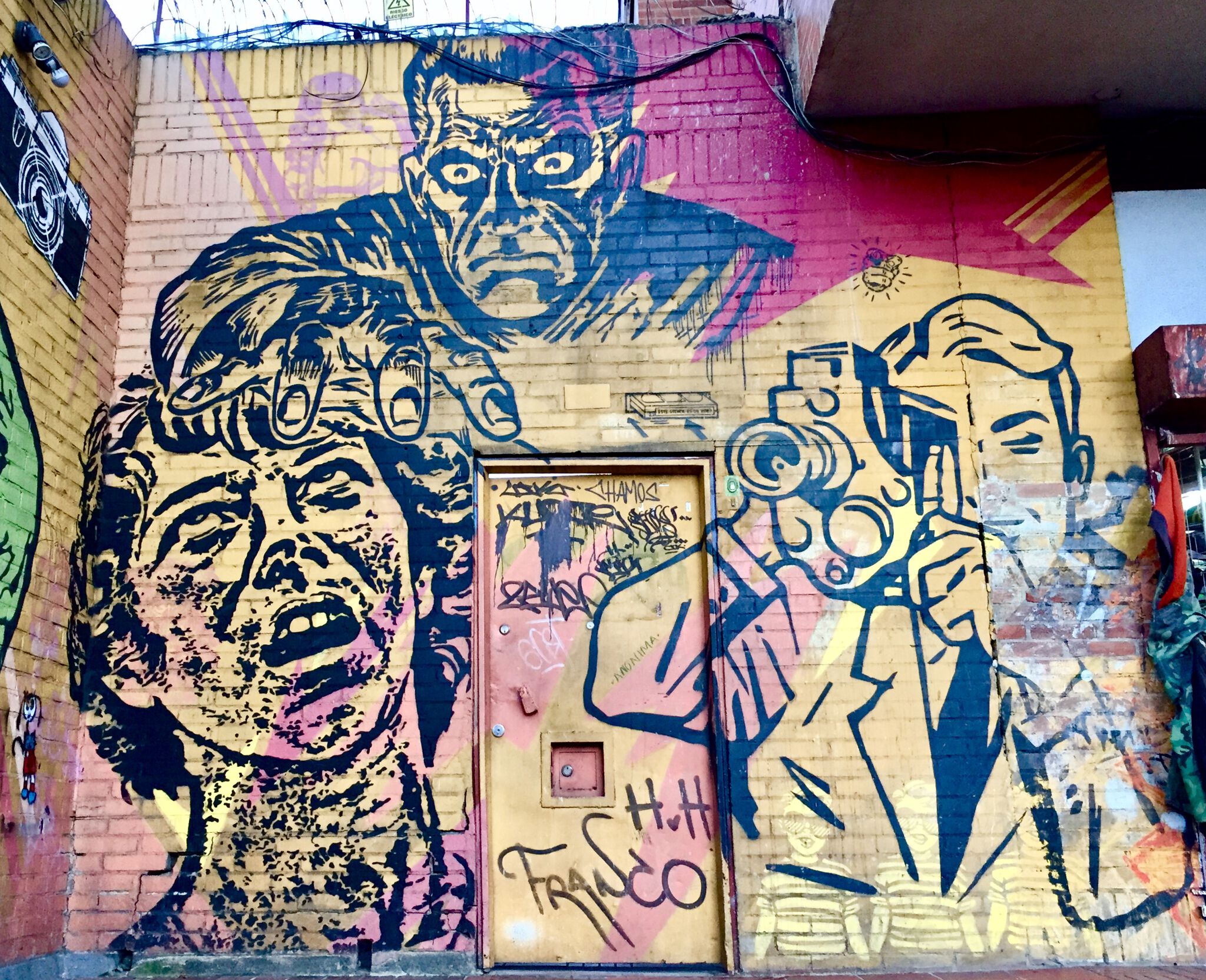 Toxicomano Callejero&mdash;Man filming, woman being attacked