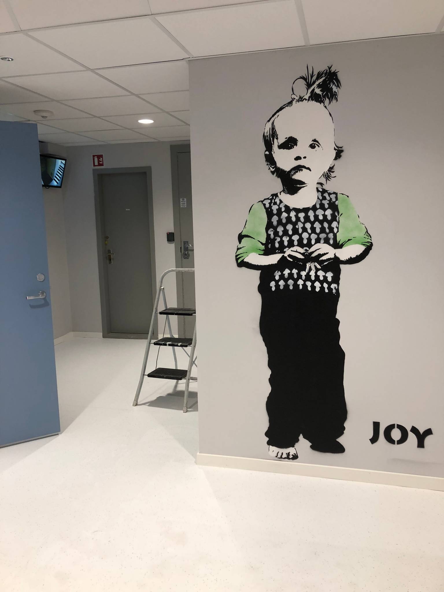 JOY&mdash;Nøkkeljenten (kid with the keys)