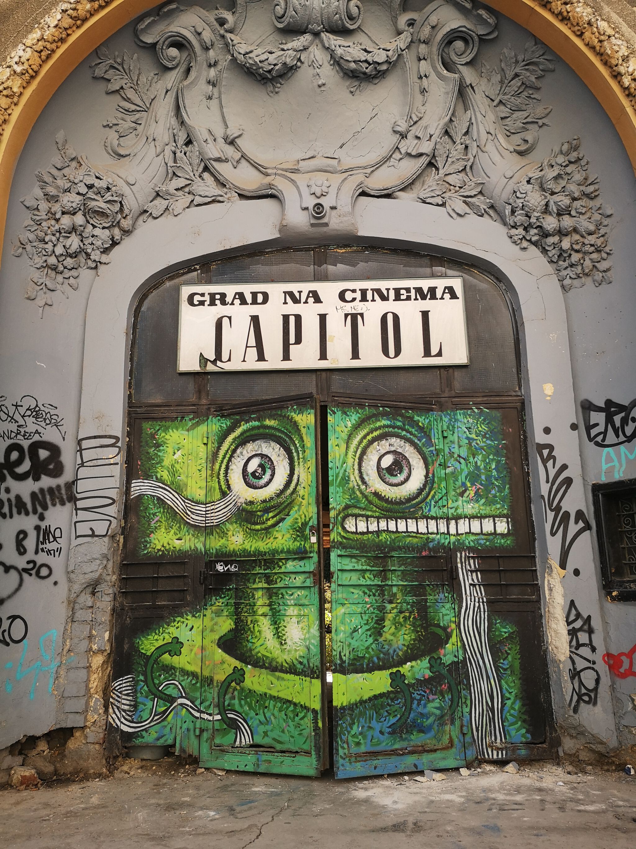 Pisica Pătrată (Square Cat)&mdash;Pisica Patrata installation at Cinema Capitol