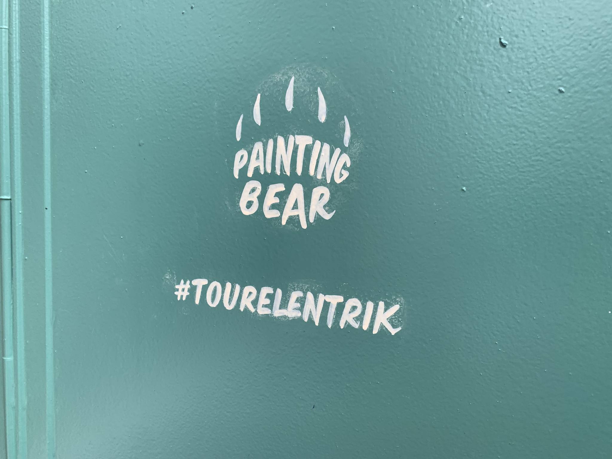 Painting bear&mdash;Tour Elentrik - Montaigu