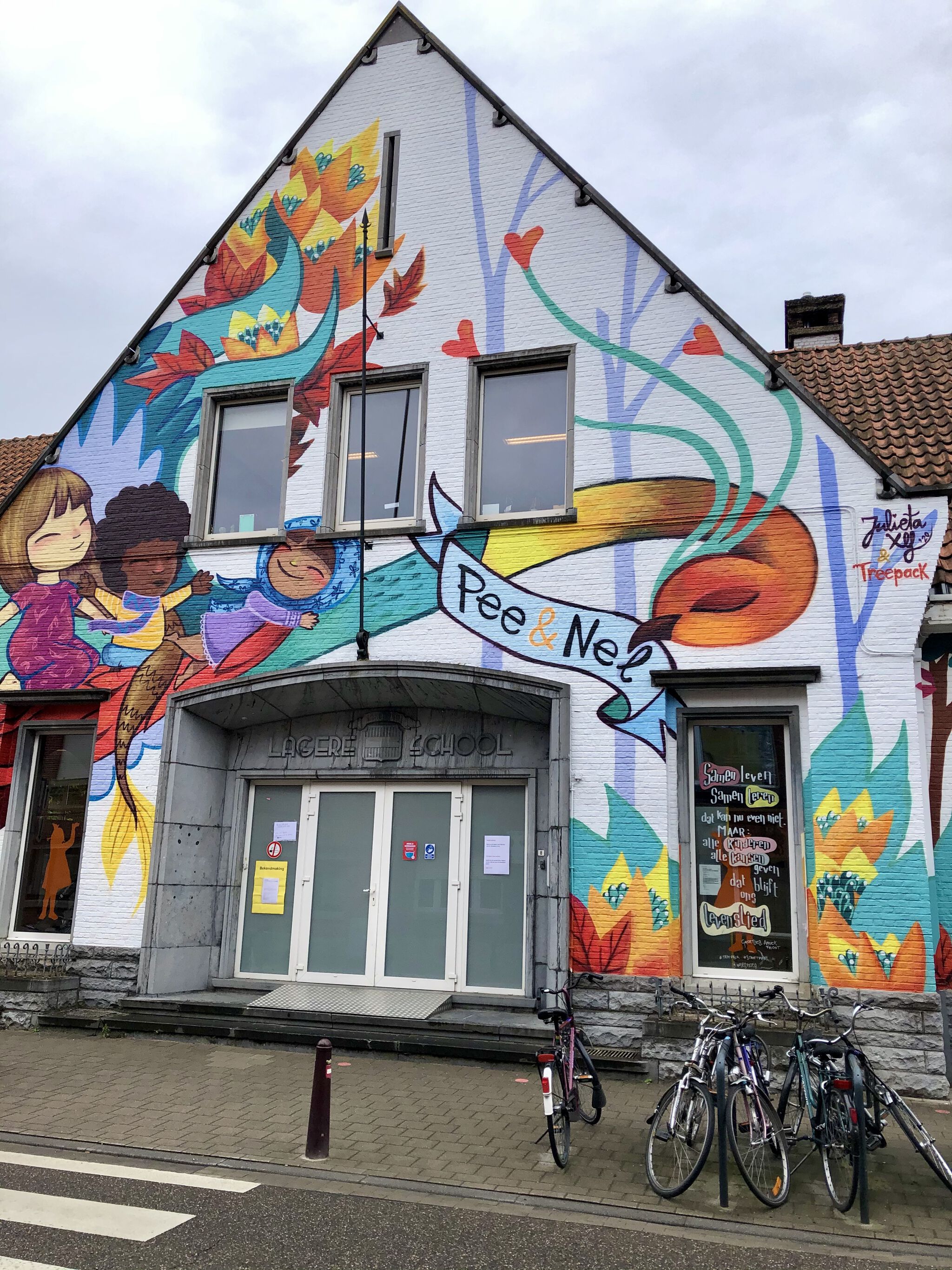 Julieta Xlf&mdash;Couleur Quartier "Pee & Nel" / We are all connected
