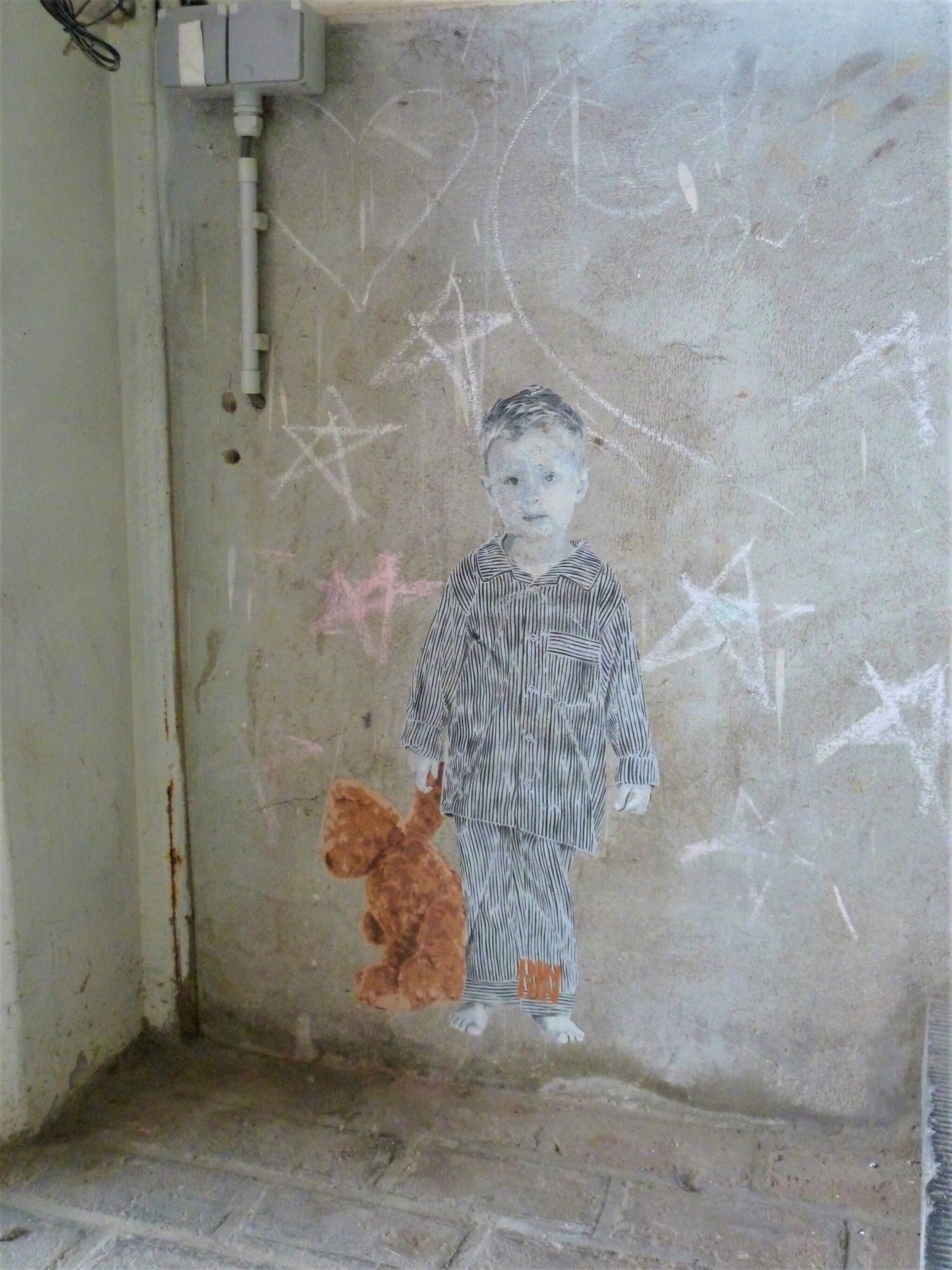DinDin&mdash;Boy with Teddy