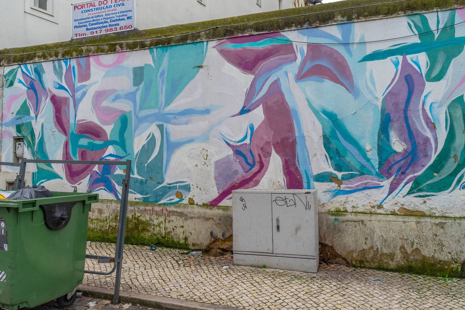 Colors'G&mdash;Encostado A Parede