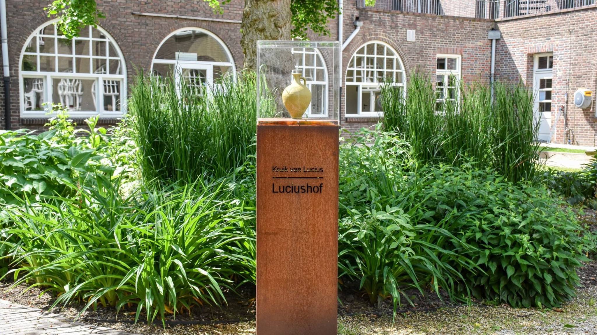 &mdash;Luciushof (De Twee Gezusters)