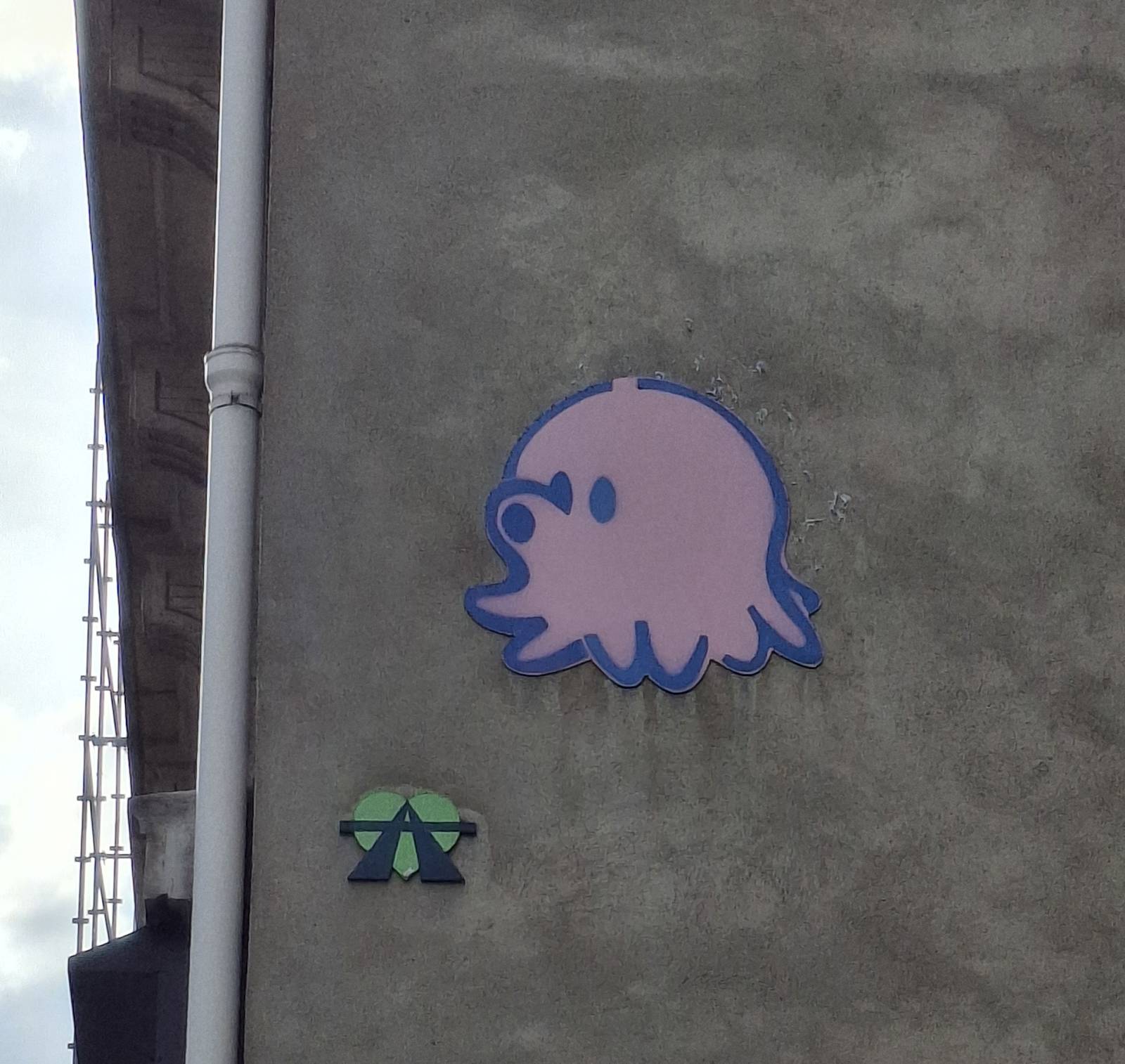 A2, GZUP_streetart&mdash;Green Heart and Pink Octopus