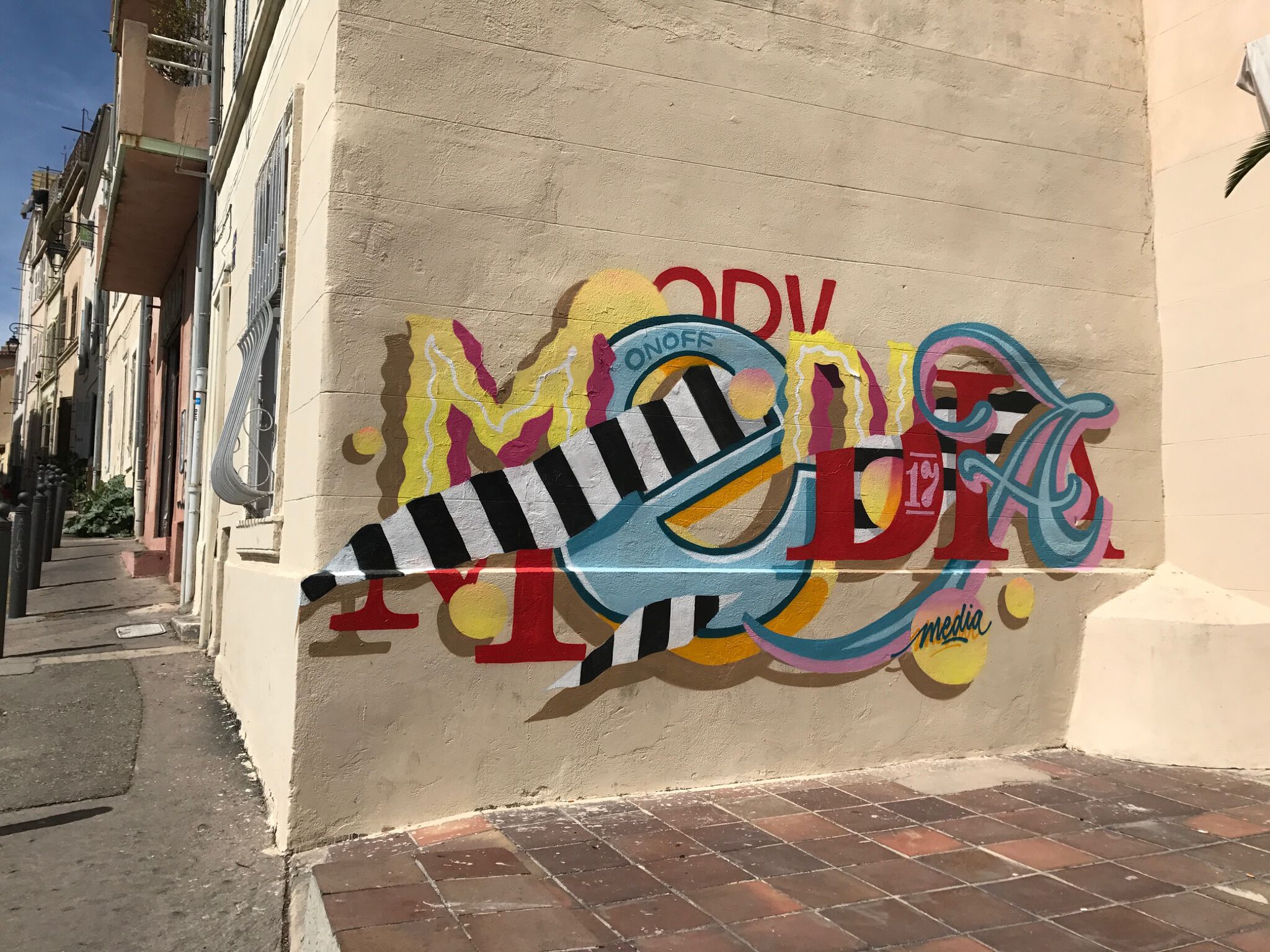 media on off&mdash;Graffiti in Le Panier