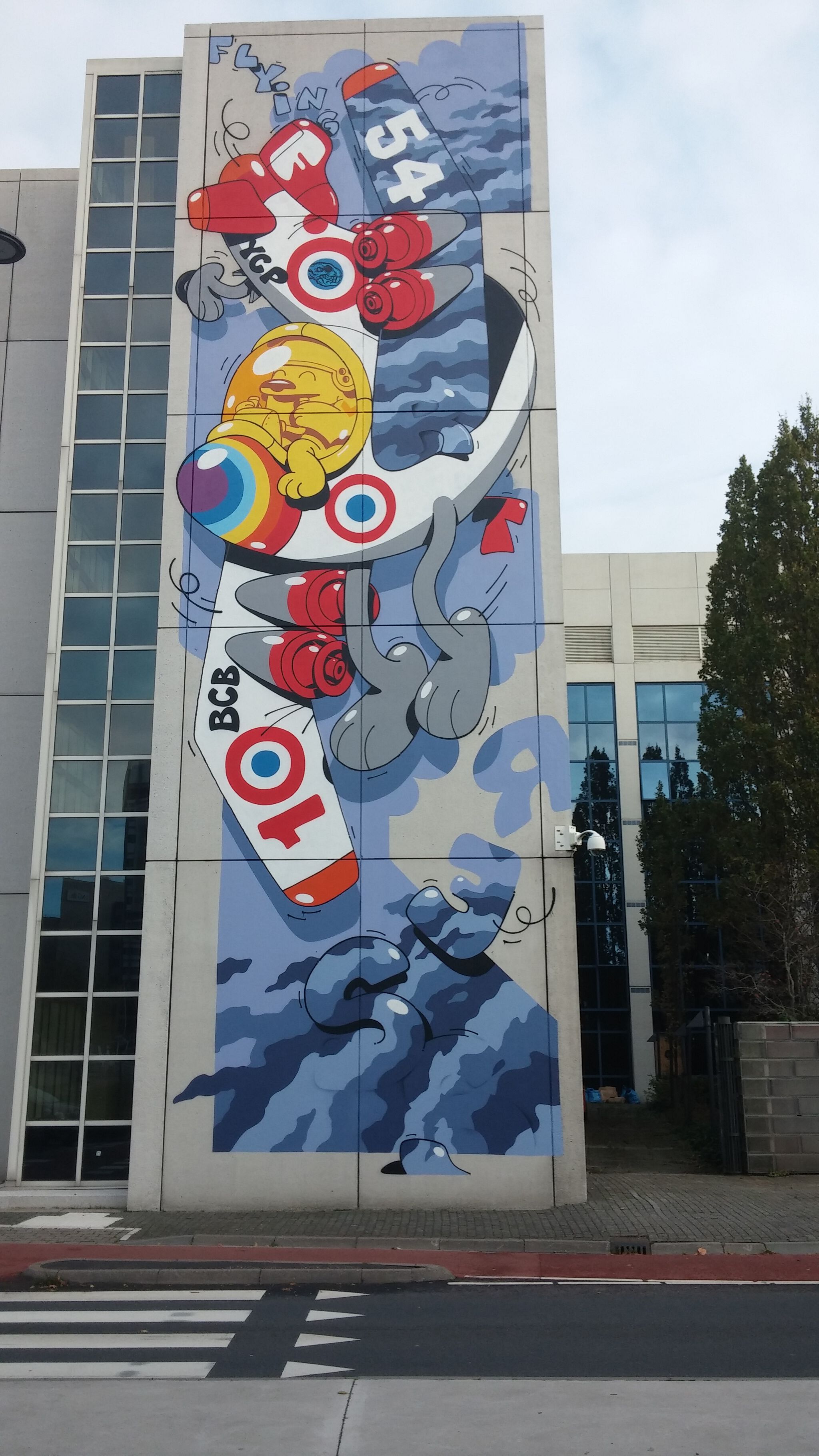 Flying Fortress&mdash;Squeezed in Wings