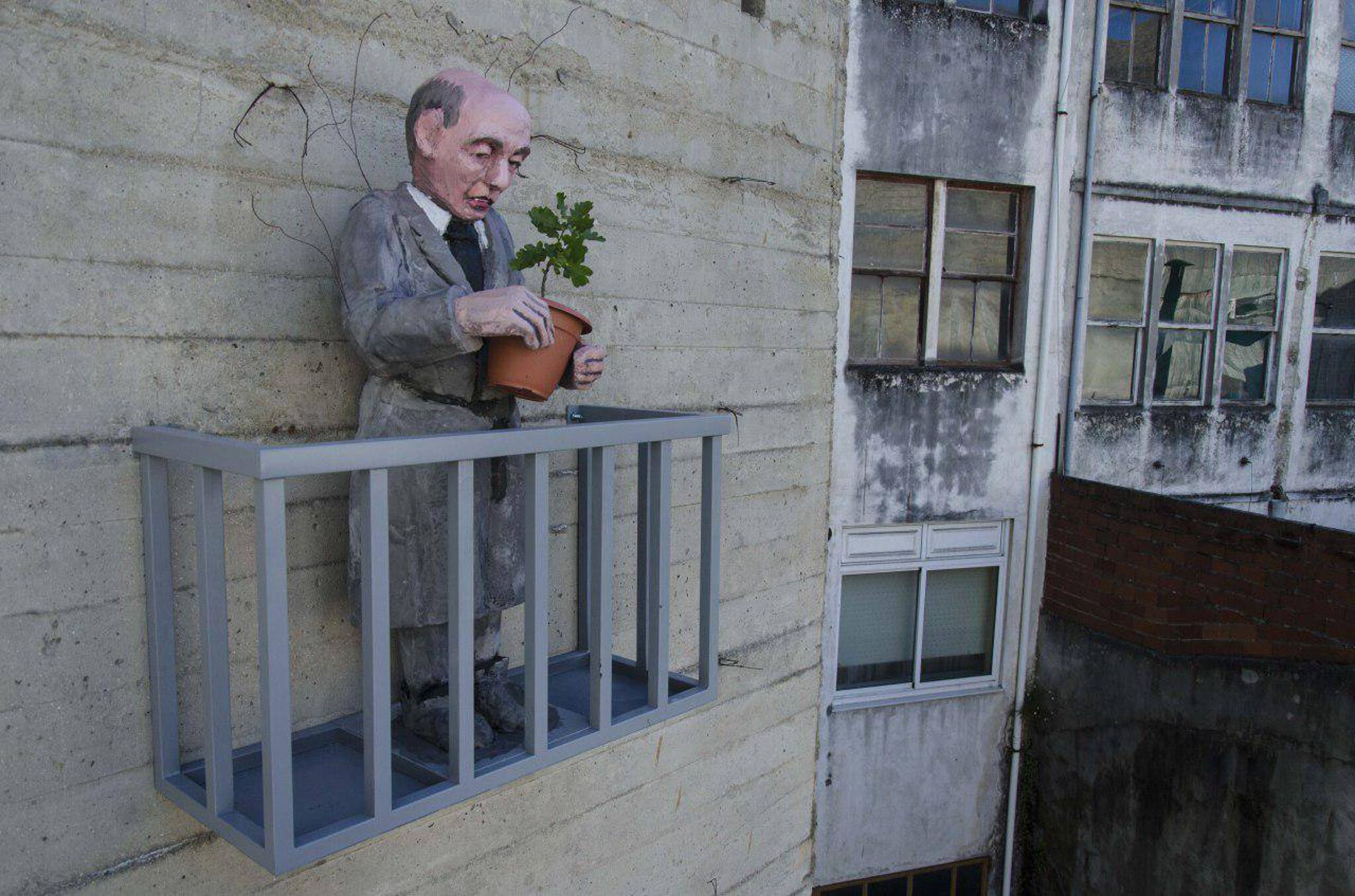 Isaac Cordal (ESP)&mdash;Os Veciños 2 (The Neighbors 2)