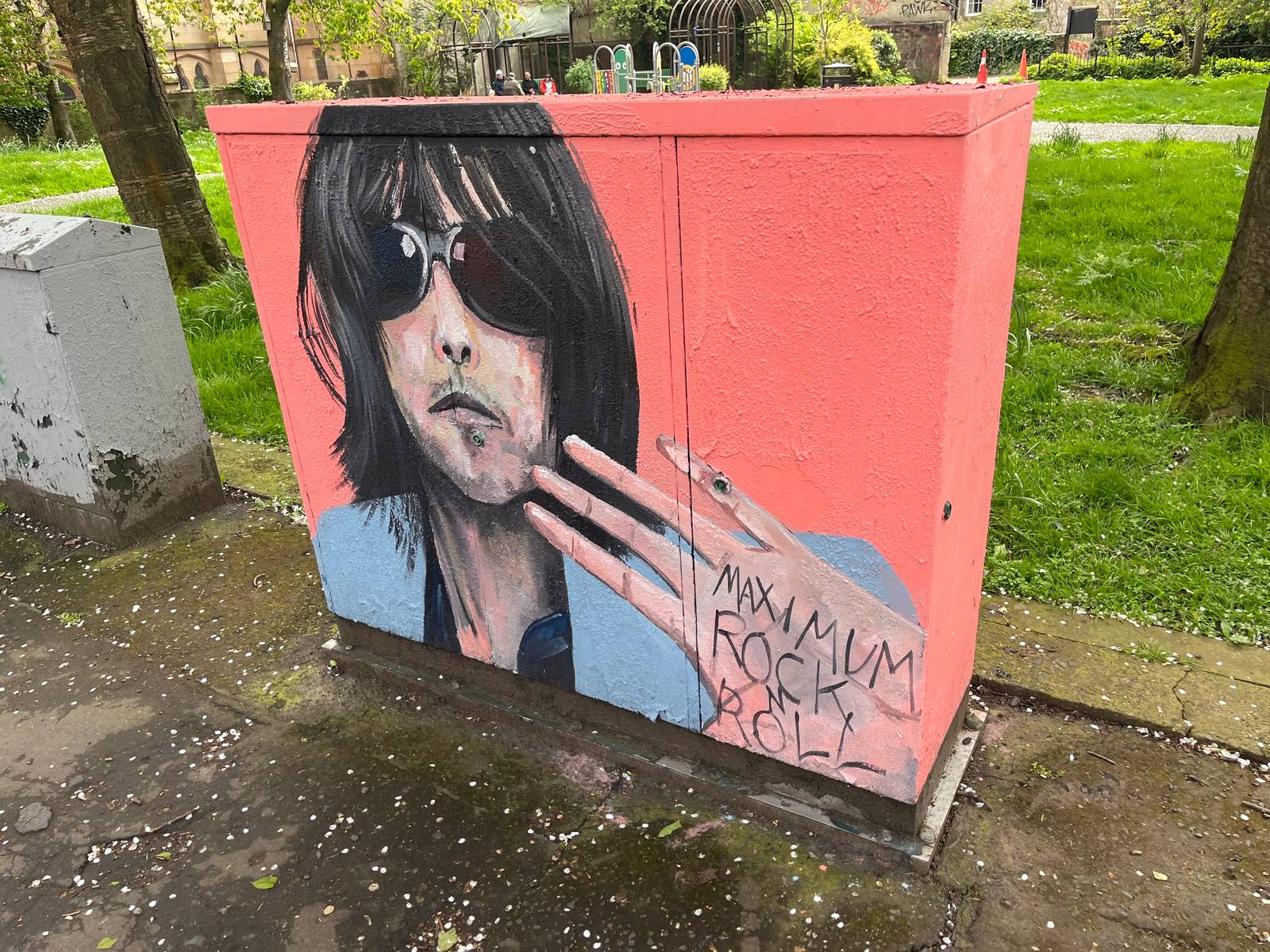 Arttoon&mdash;5 Kelvinhaugh St - Outside the Box