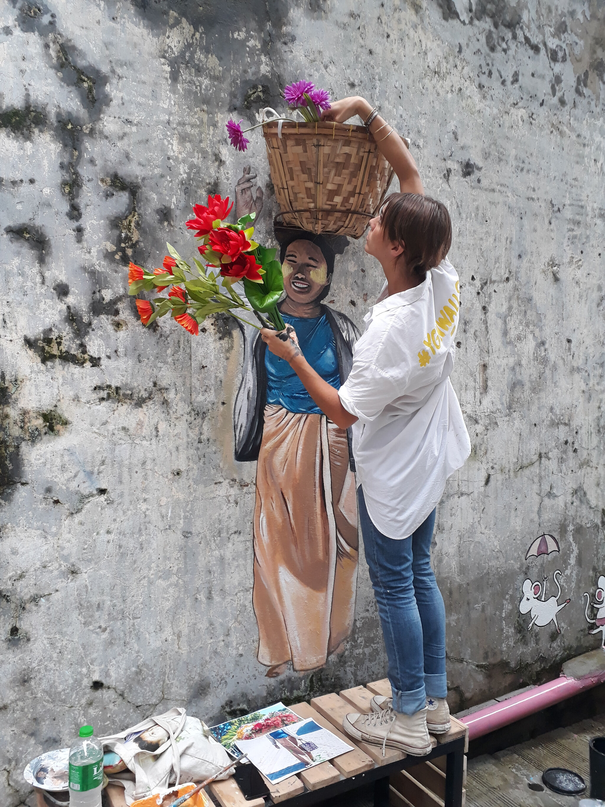 angele de lorme&mdash;Pan Thae aunty and her flowers basket