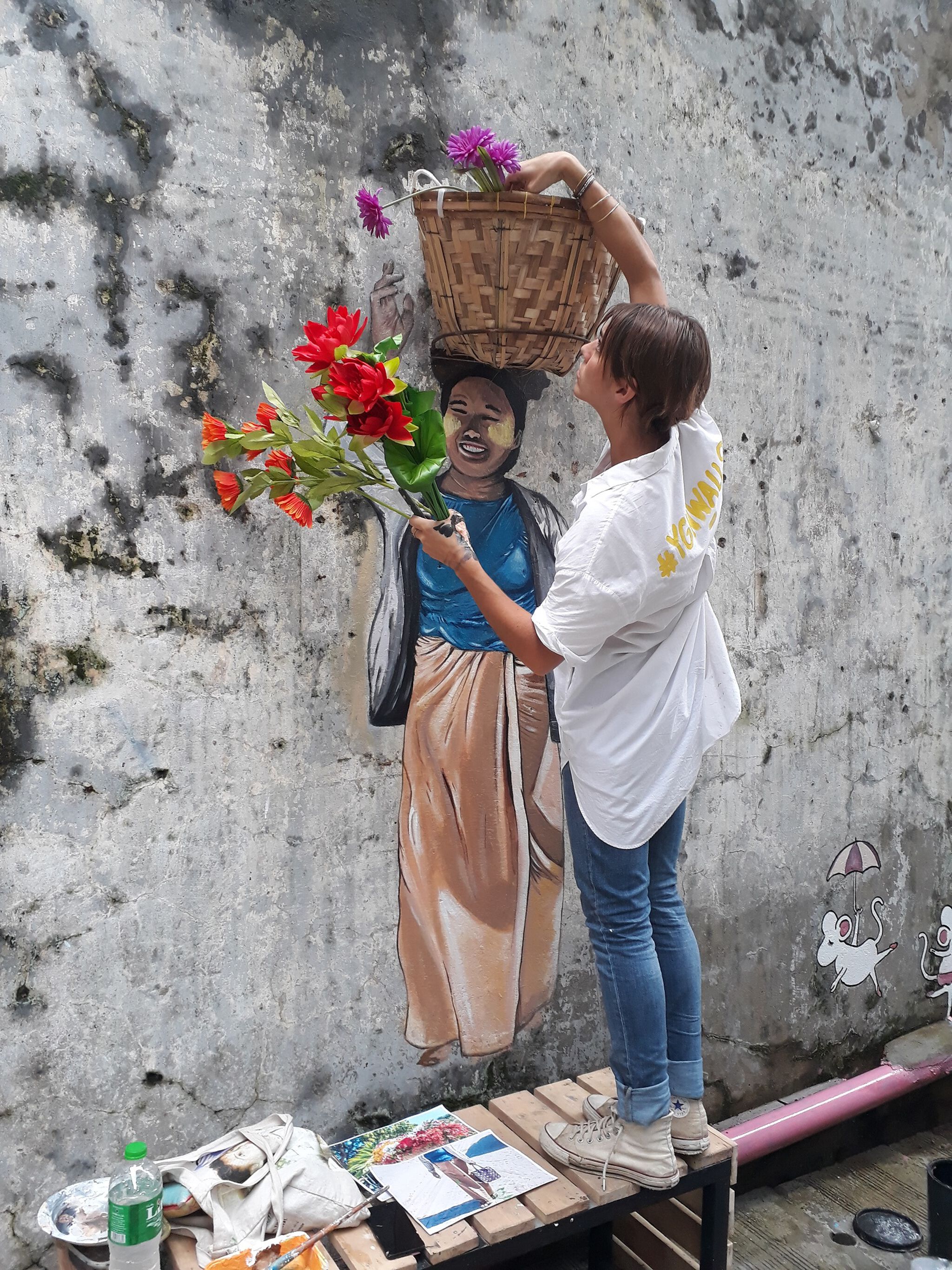 angele de lorme&mdash;Pan Thae aunty and her flowers basket