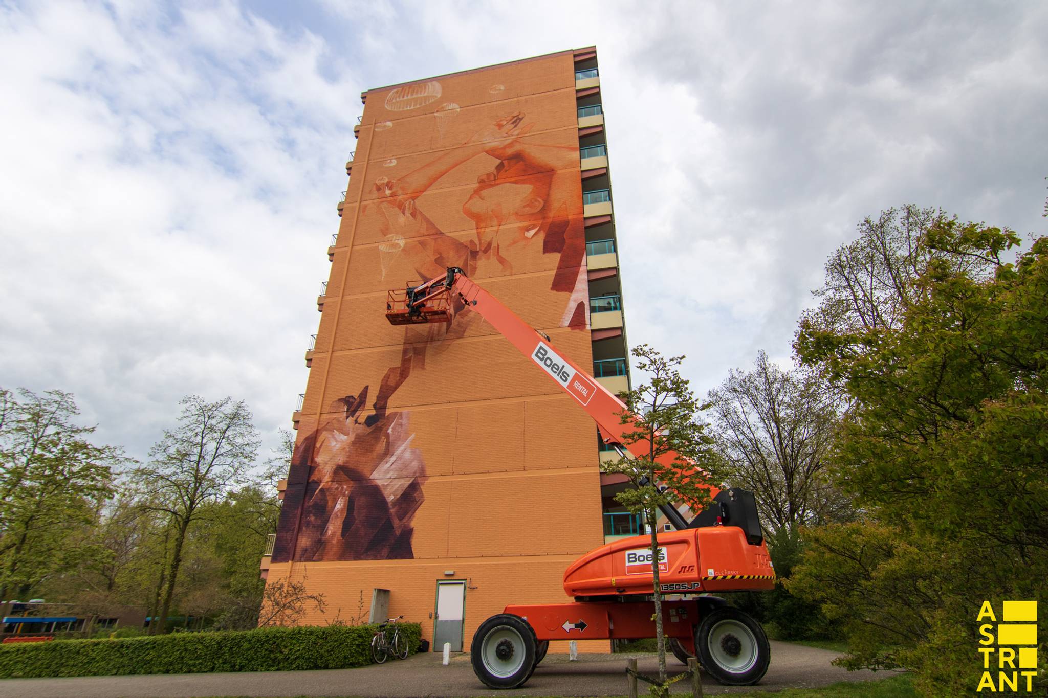 Iota&mdash;Airborne Mural  - Veldhuizen