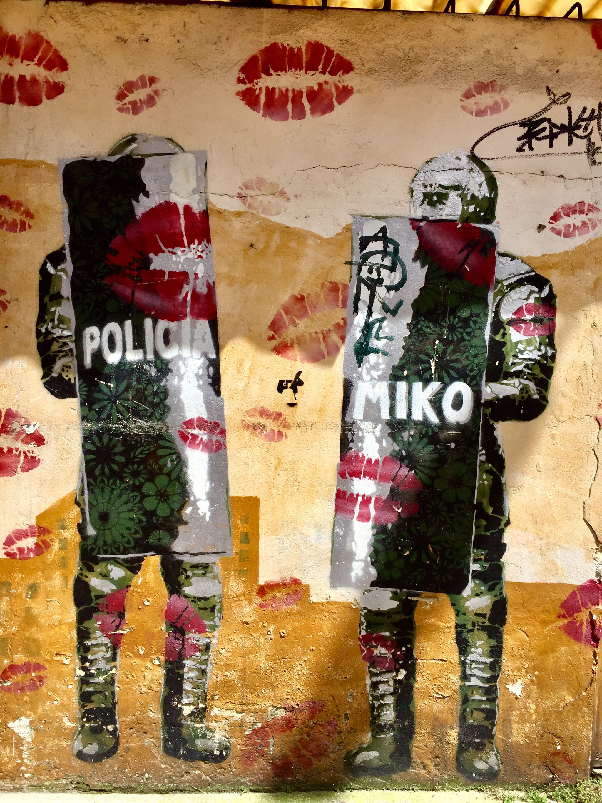 Miko&mdash;Kisses & cops - Besos & policías