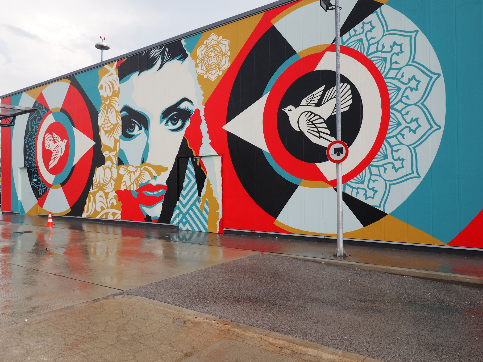 Shepard Fairey (Obey Giant)&mdash;Ideal Power Doves Vienna