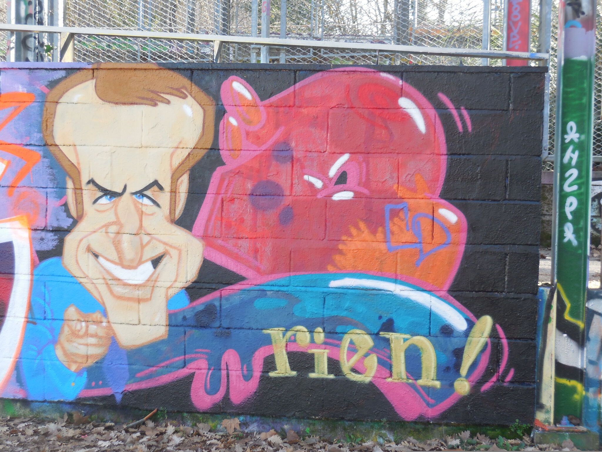 &mdash;President Macron ? (n'est plus visible)