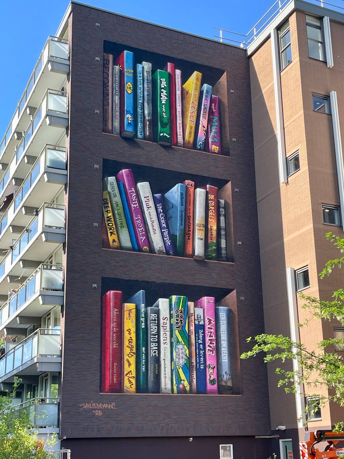 Jan is de Man&mdash;Bookcase Delft