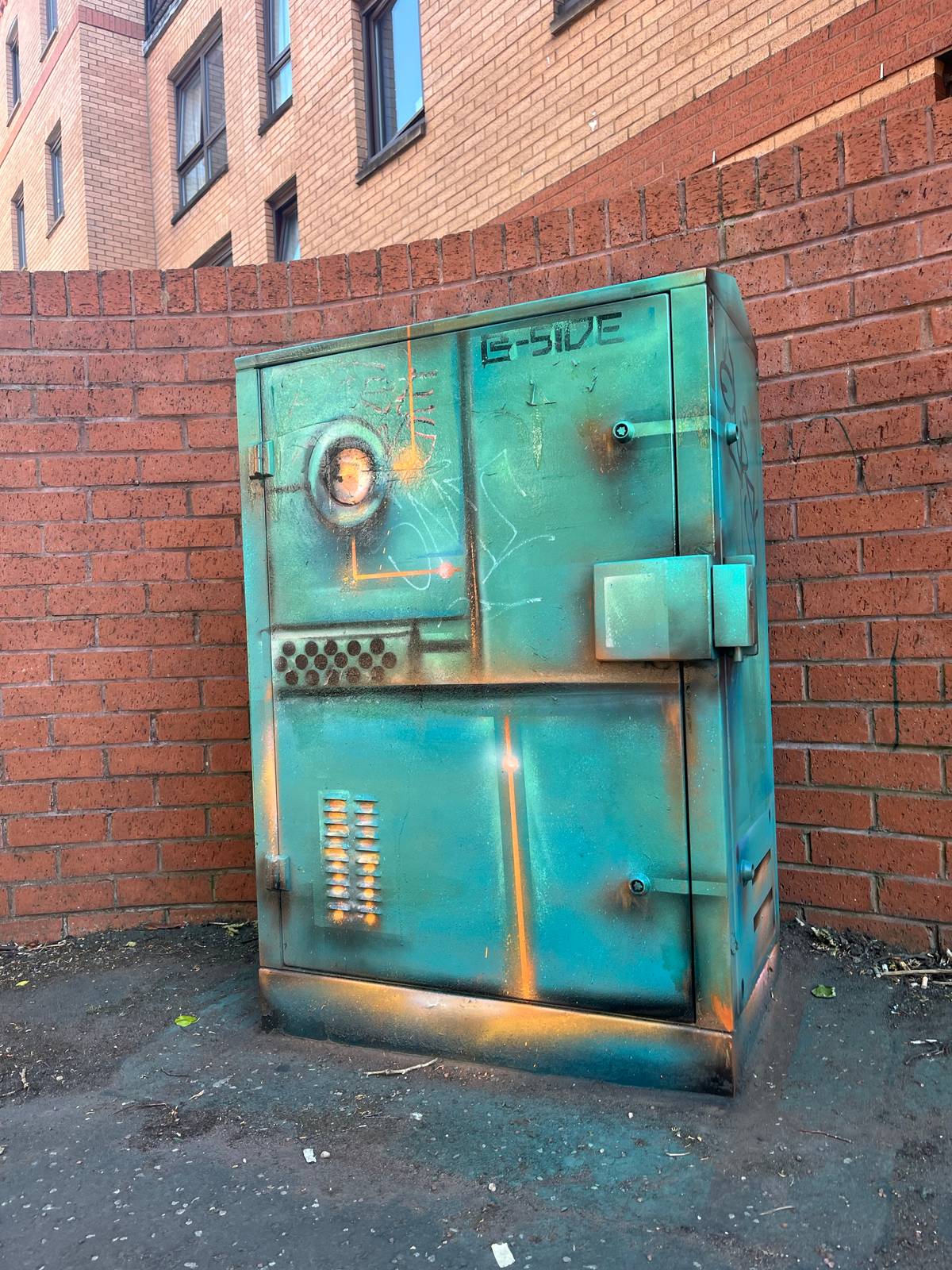 Ross Bside&mdash;90 Kelvinhaugh Street - Outside the Box