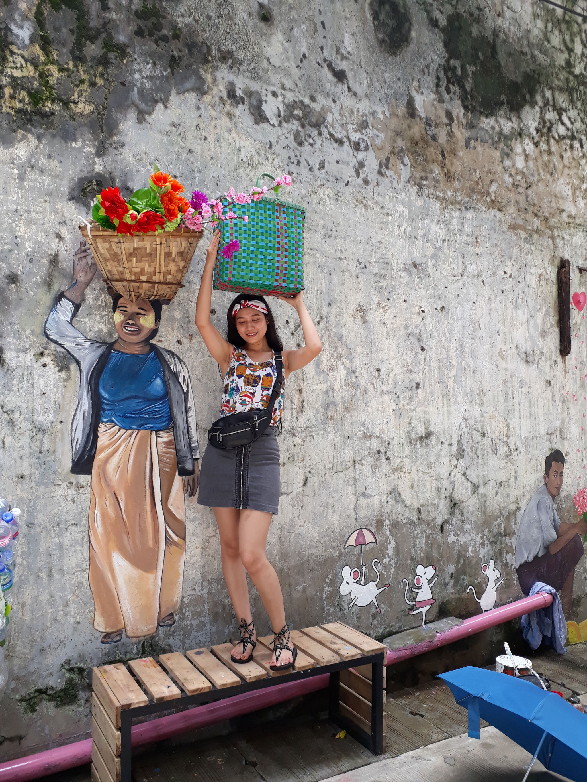 angele de lorme&mdash;Pan Thae aunty and her flowers basket