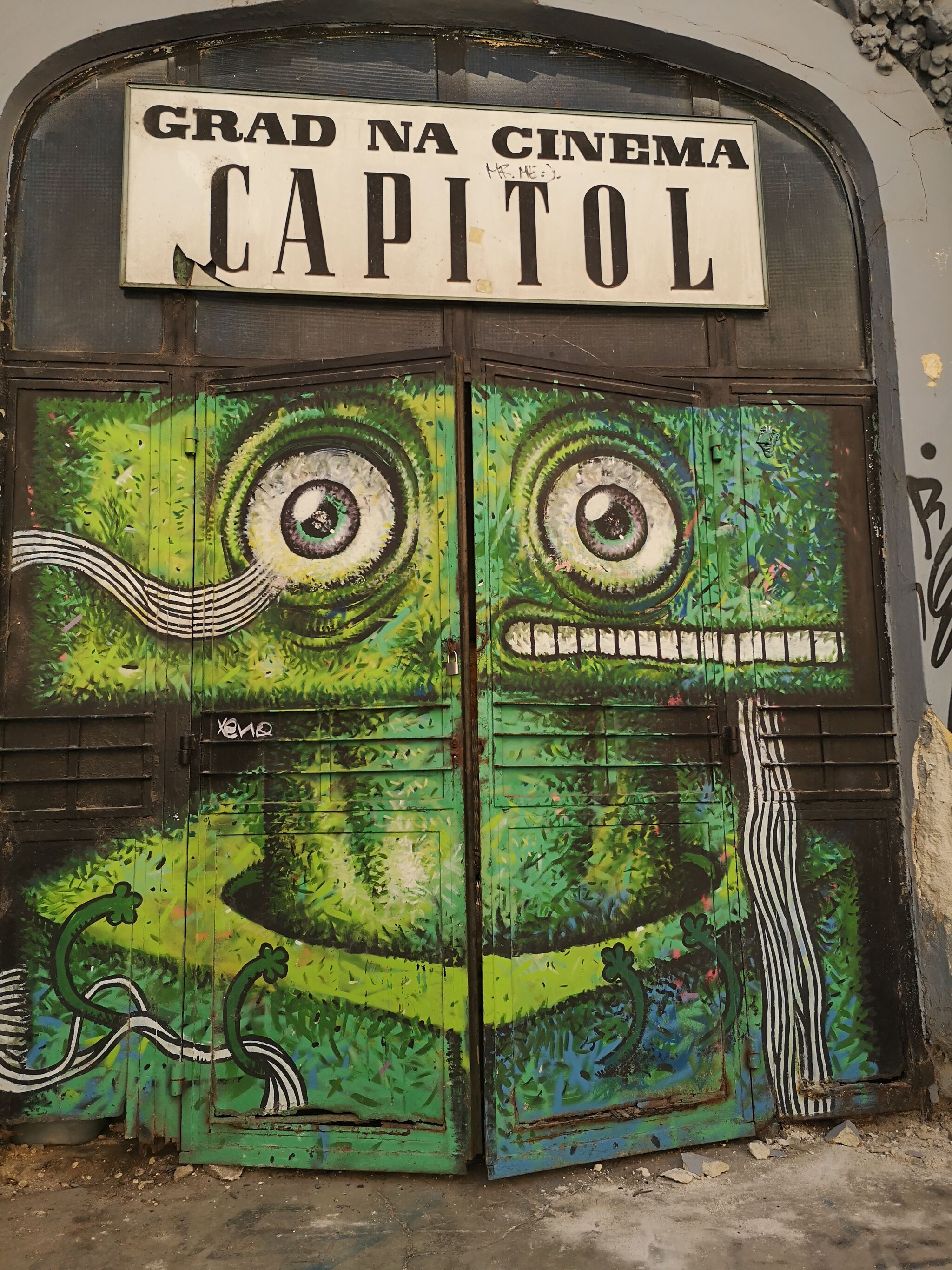 Pisica Pătrată (Square Cat)&mdash;Pisica Patrata installation at Cinema Capitol