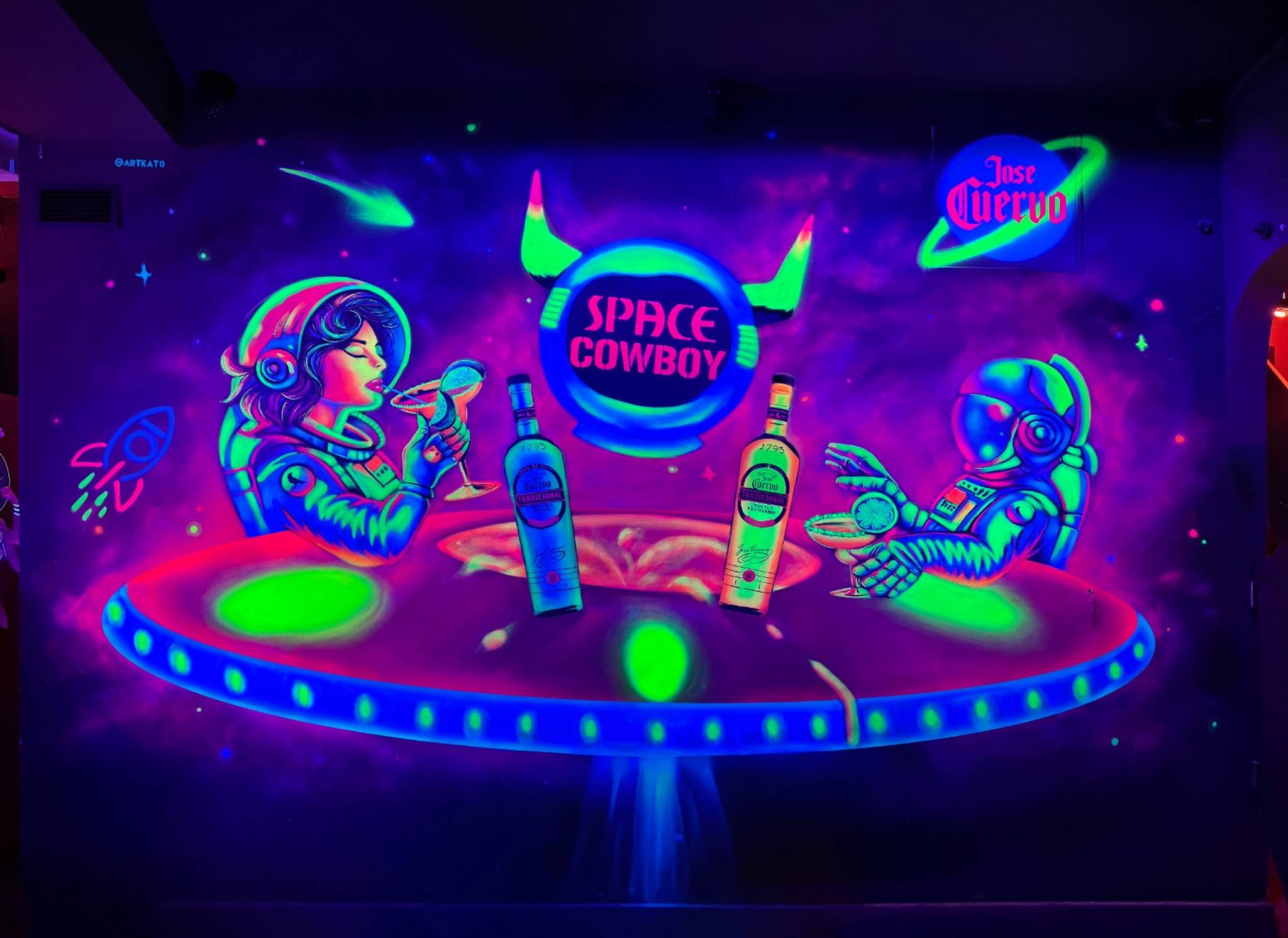 Kato&mdash;Party Fluorescente